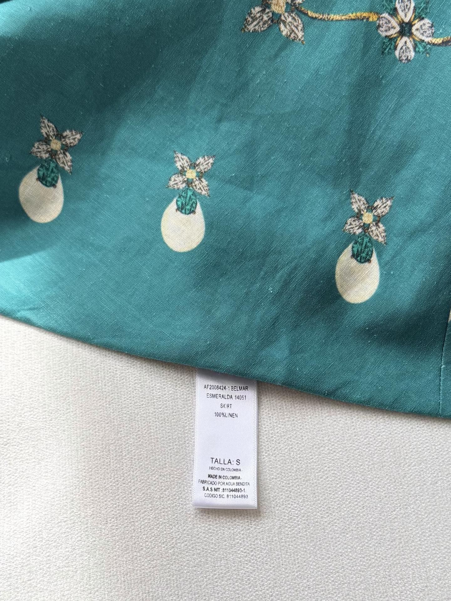 现货‼️‼️/宝石绿半裙✨向野性的花朵之美致敬，腰间手摇刺绣层叠花朵钉珠，生命的律动，实物太惊喜了，满满