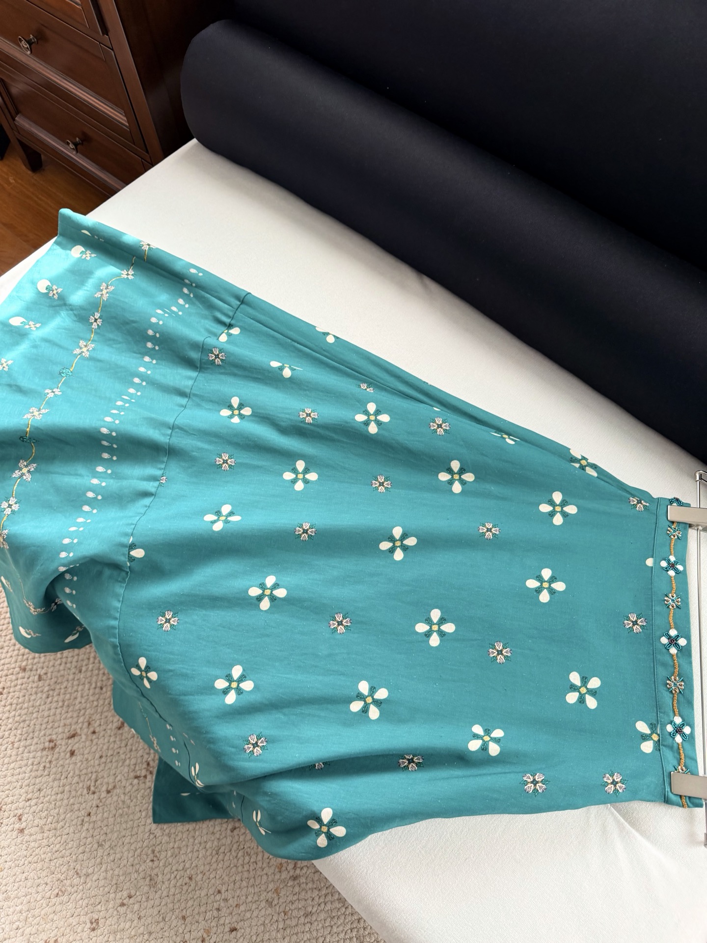 现货‼️‼️/宝石绿半裙✨向野性的花朵之美致敬，腰间手摇刺绣层叠花朵钉珠，生命的律动，实物太惊喜了，满满