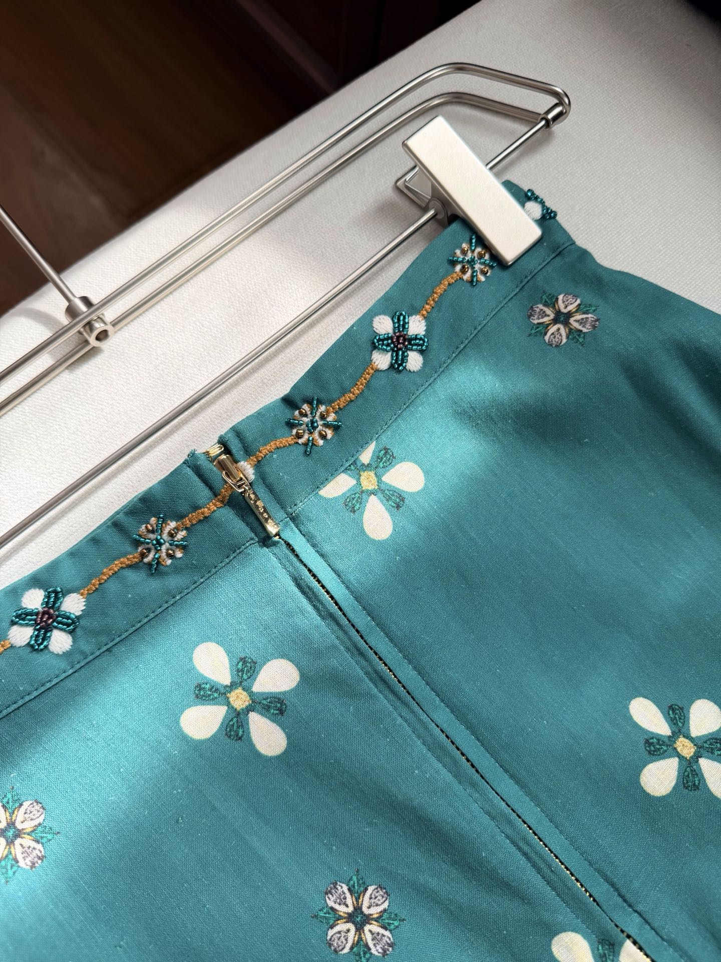 现货‼️‼️/宝石绿半裙✨向野性的花朵之美致敬，腰间手摇刺绣层叠花朵钉珠，生命的律动，实物太惊喜了，满满