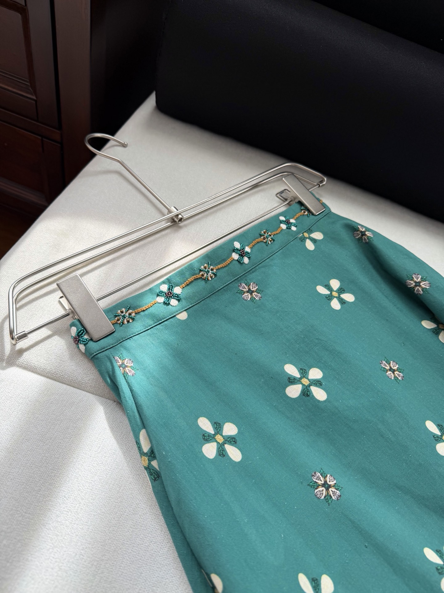 现货‼️‼️/宝石绿半裙✨向野性的花朵之美致敬，腰间手摇刺绣层叠花朵钉珠，生命的律动，实物太惊喜了，满满