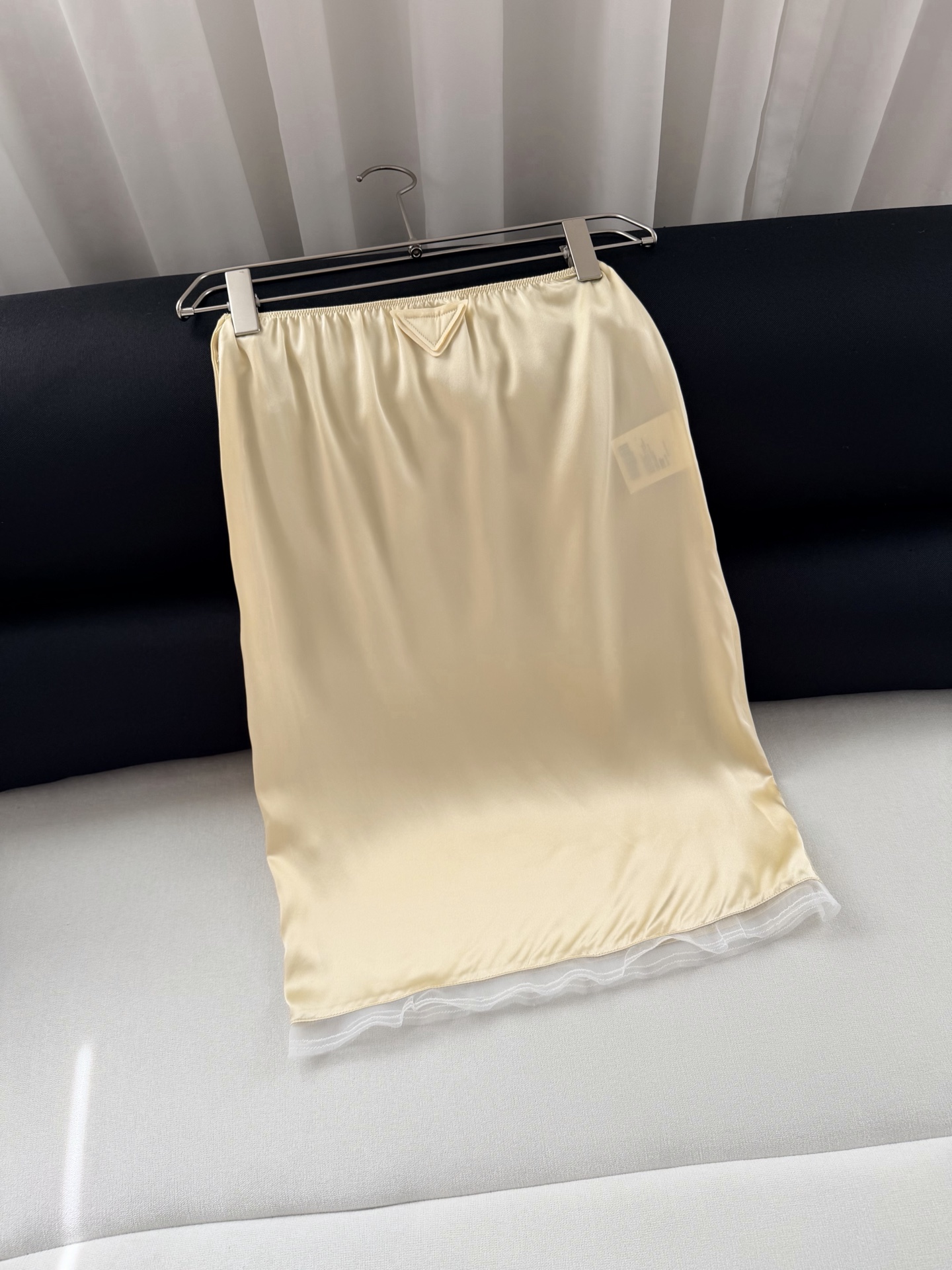 现货‼️‼️/真丝半裙✨100%缎面真丝，一眼高级的光泽质感，松紧弹性腰围，裙摆饰有蕾丝花边，不会局限风