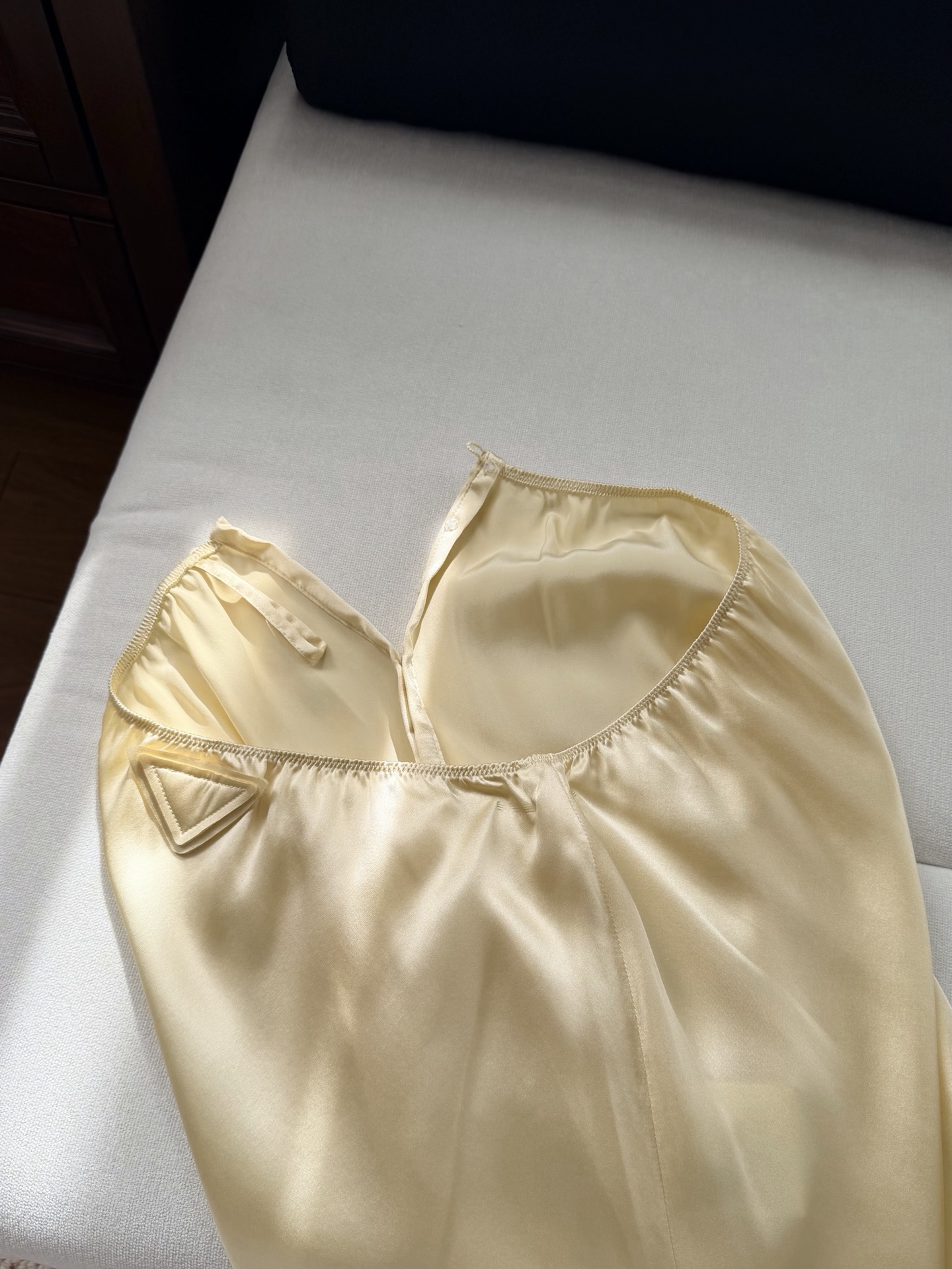 现货‼️‼️/真丝半裙✨100%缎面真丝，一眼高级的光泽质感，松紧弹性腰围，裙摆饰有蕾丝花边，不会局限风