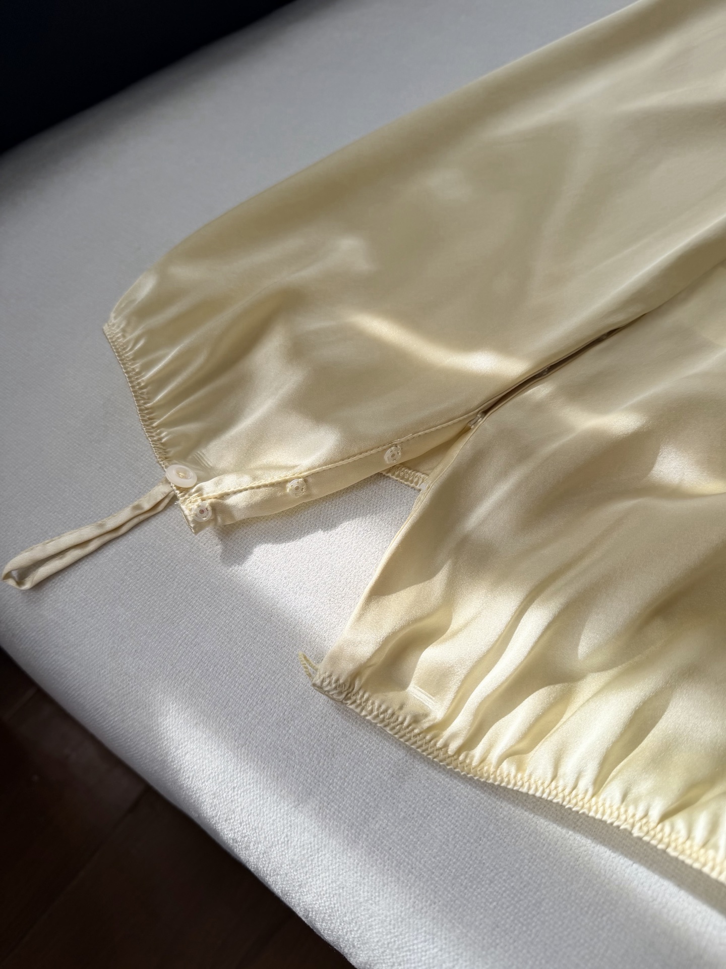 现货‼️‼️/真丝半裙✨100%缎面真丝，一眼高级的光泽质感，松紧弹性腰围，裙摆饰有蕾丝花边，不会局限风