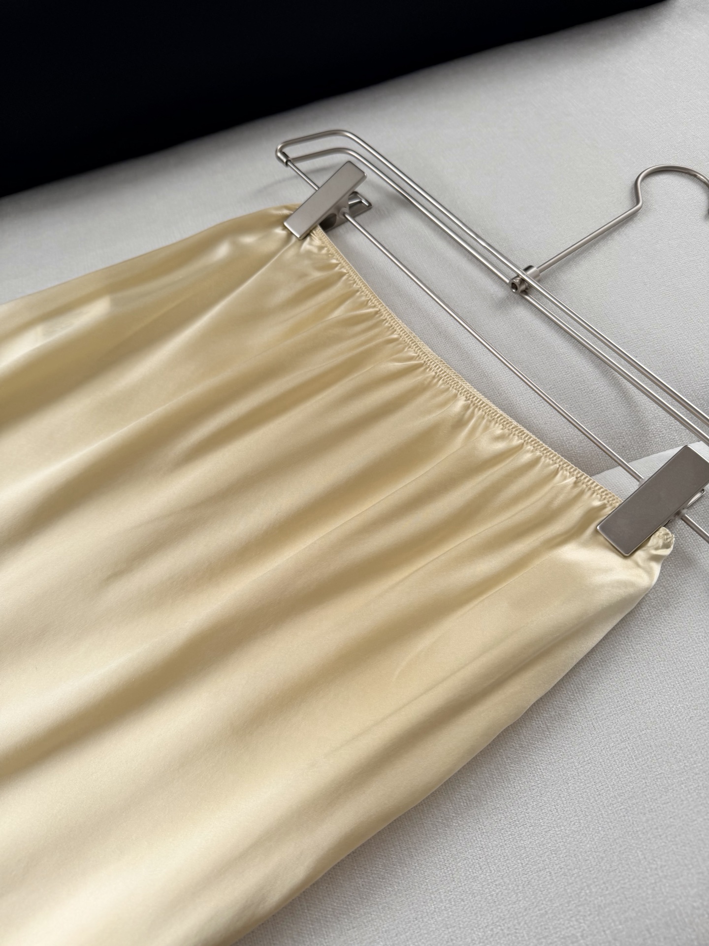 现货‼️‼️/真丝半裙✨100%缎面真丝，一眼高级的光泽质感，松紧弹性腰围，裙摆饰有蕾丝花边，不会局限风