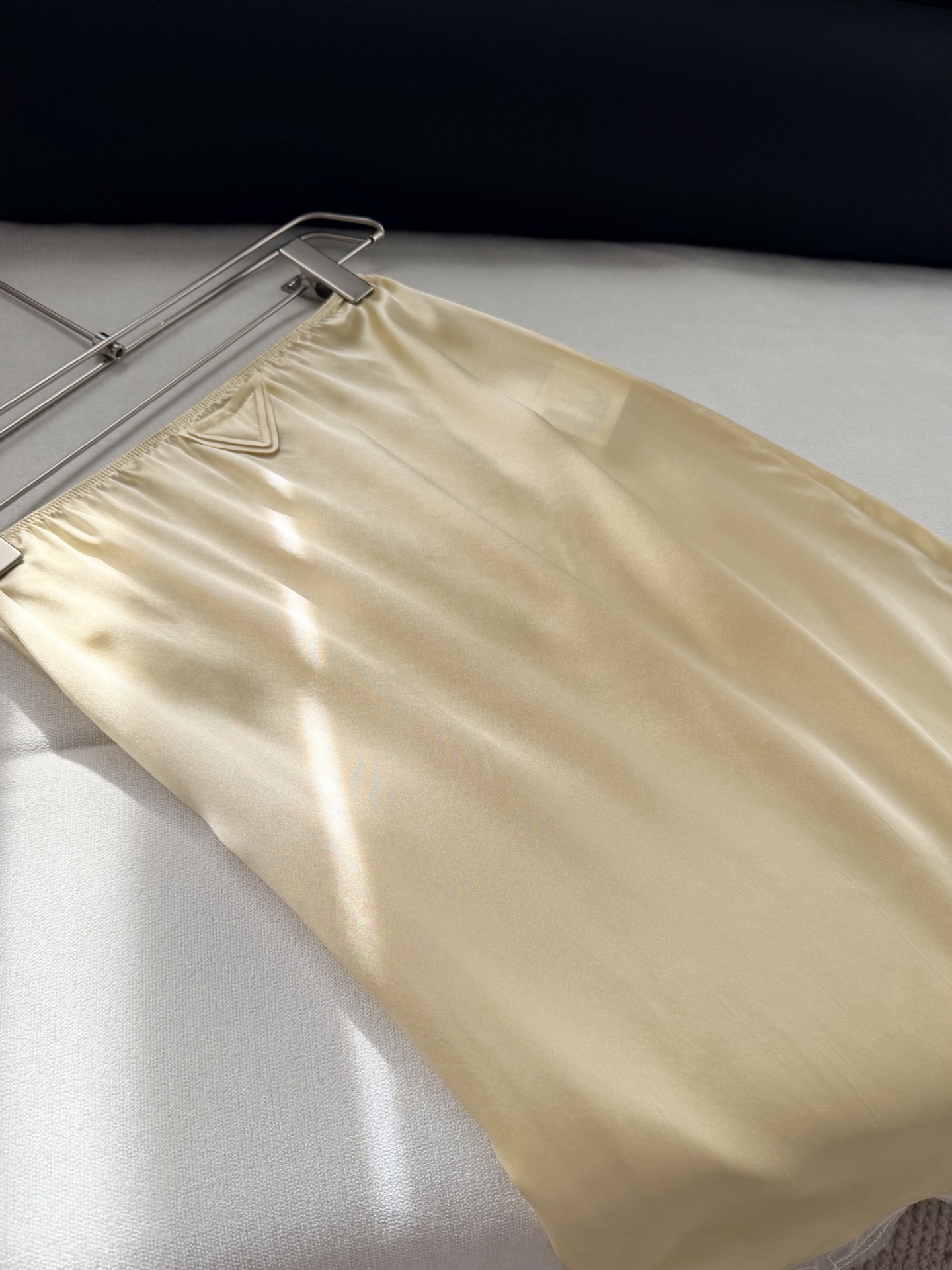 现货‼️‼️/真丝半裙✨100%缎面真丝，一眼高级的光泽质感，松紧弹性腰围，裙摆饰有蕾丝花边，不会局限风