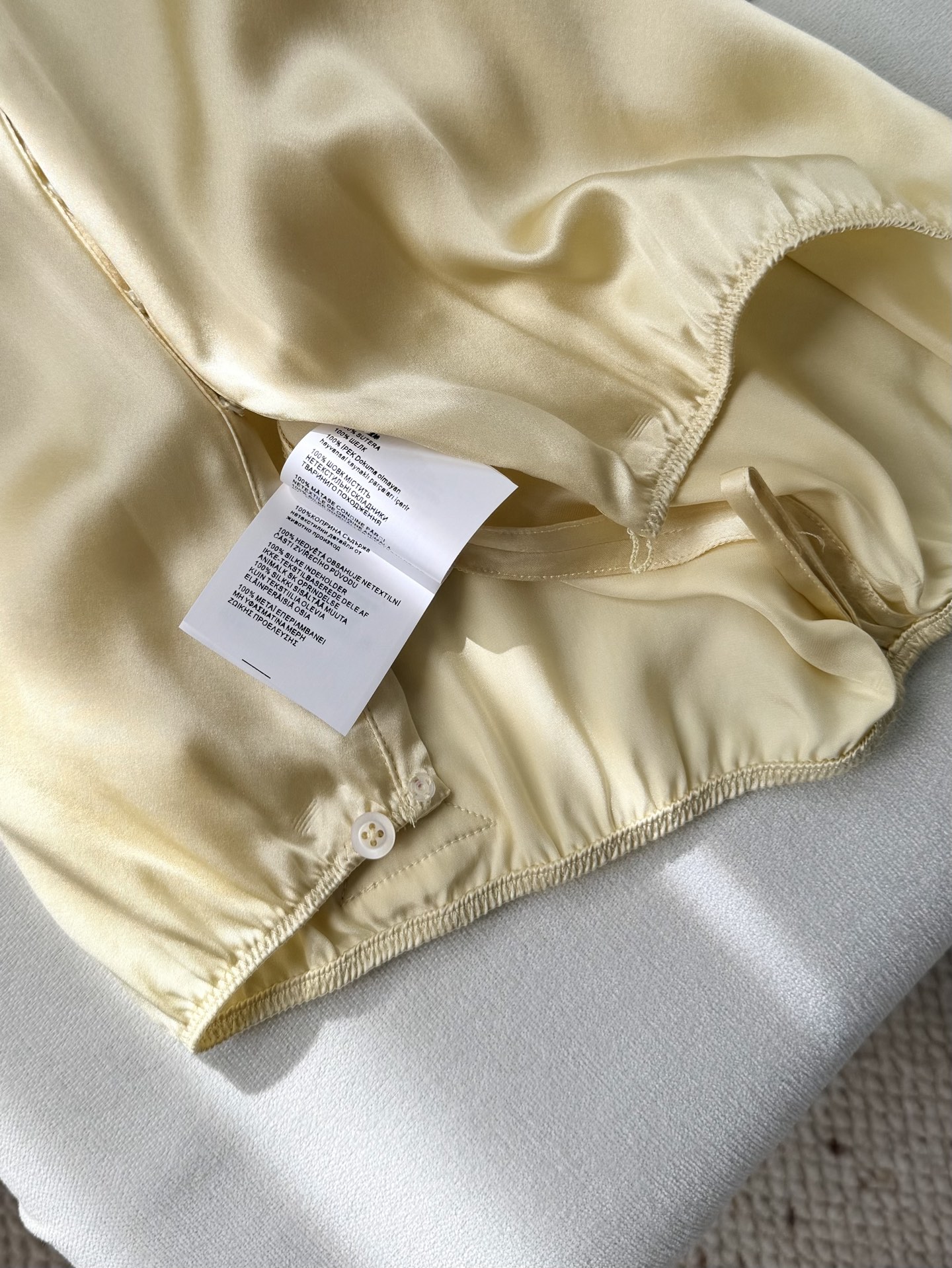 现货‼️‼️/真丝半裙✨100%缎面真丝，一眼高级的光泽质感，松紧弹性腰围，裙摆饰有蕾丝花边，不会局限风