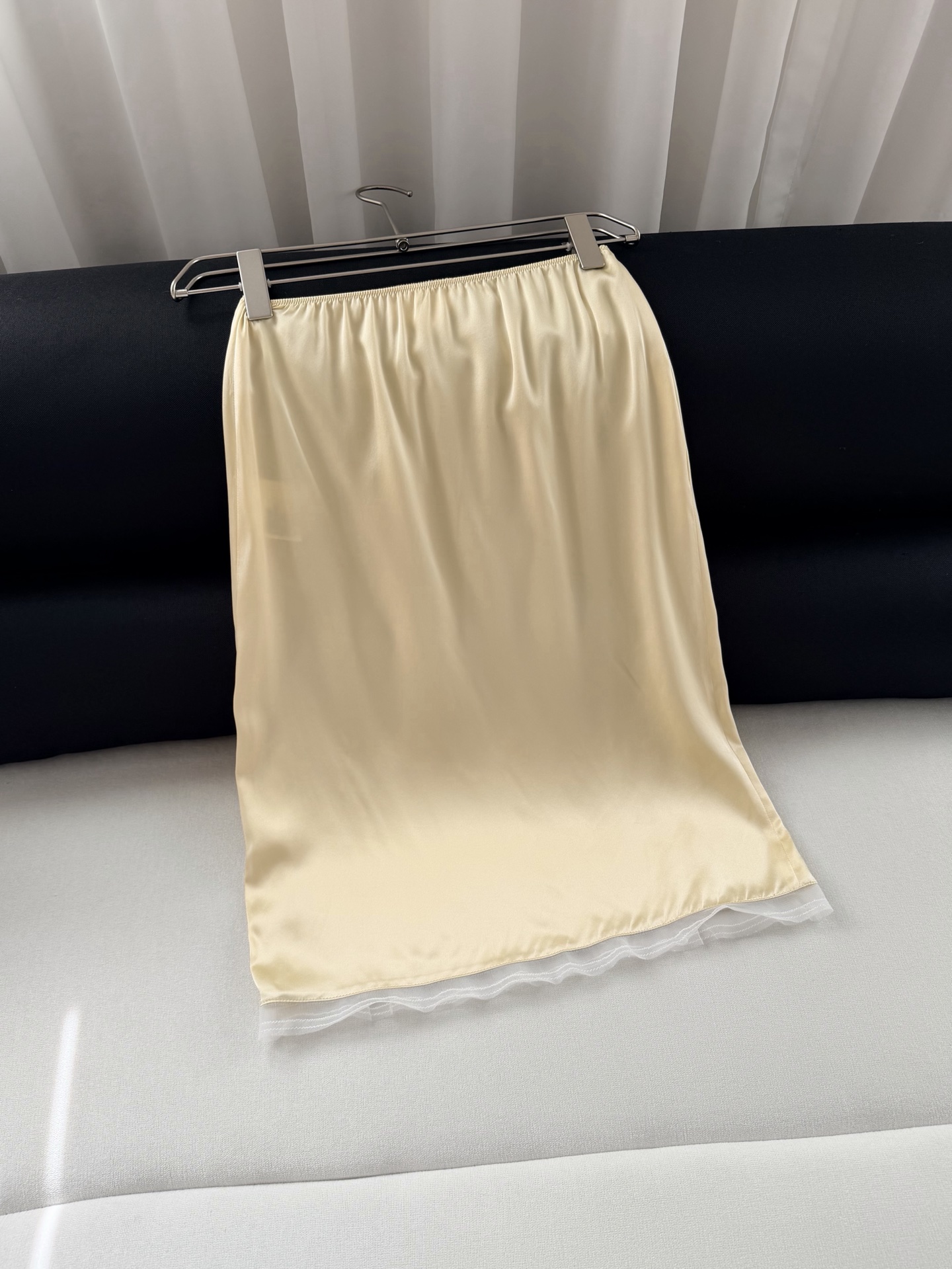 现货‼️‼️/真丝半裙✨100%缎面真丝，一眼高级的光泽质感，松紧弹性腰围，裙摆饰有蕾丝花边，不会局限风