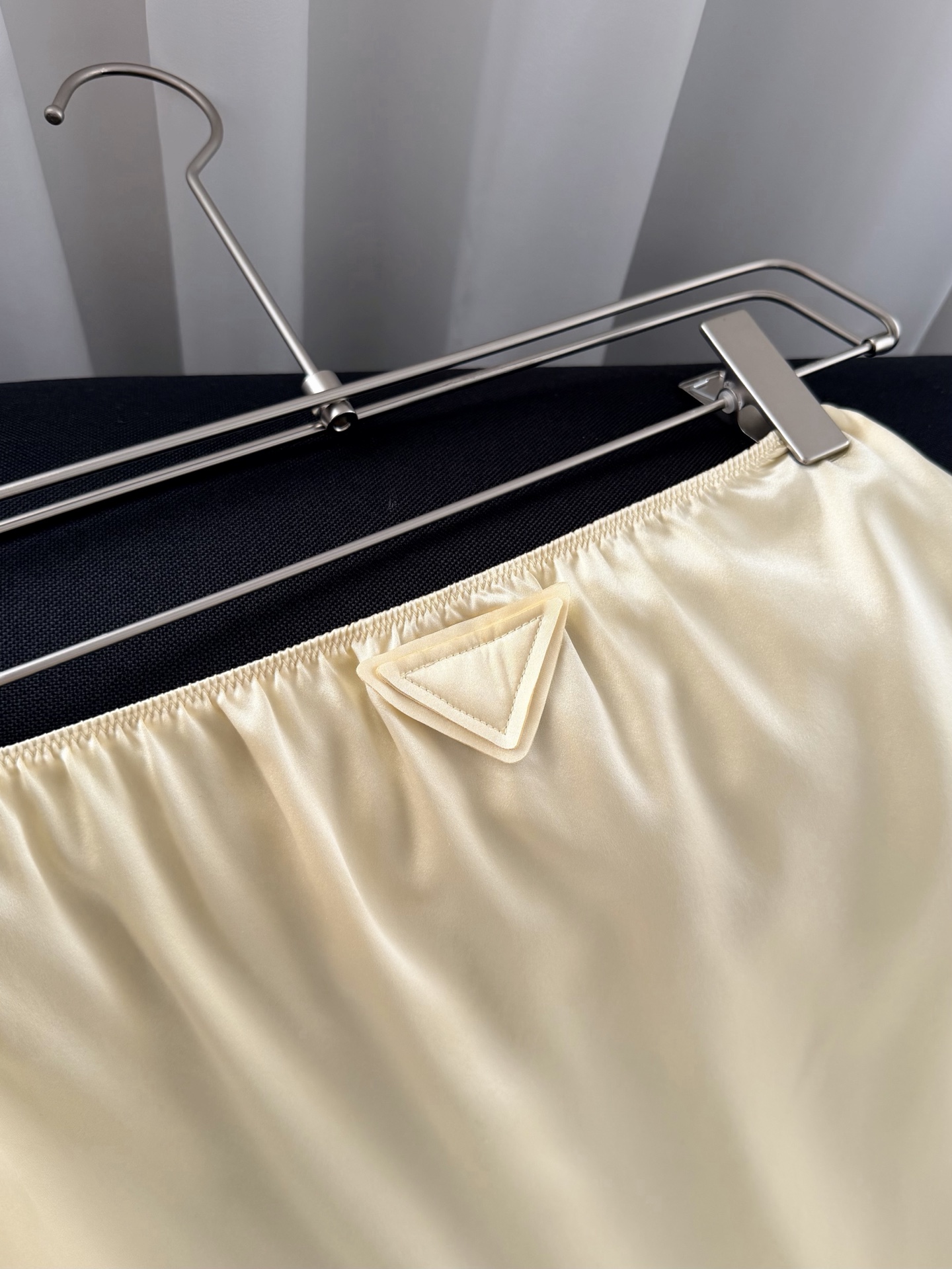 现货‼️‼️/真丝半裙✨100%缎面真丝，一眼高级的光泽质感，松紧弹性腰围，裙摆饰有蕾丝花边，不会局限风