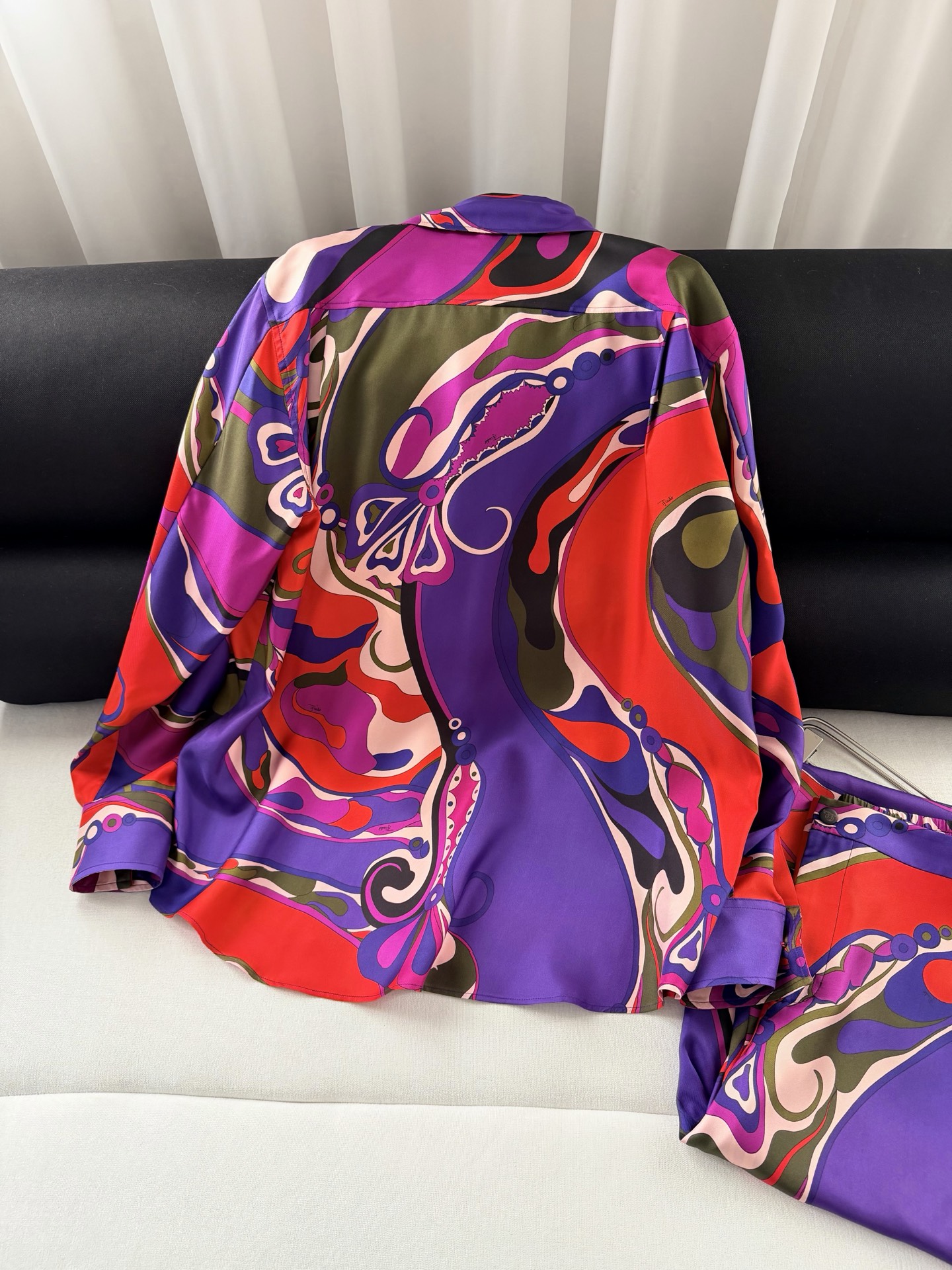 现货‼️‼️/真丝印花长袖衬衫✨100%重磅斜纹真丝、多色抽象印花，经典领形 同色纽扣包扣开合，宽松平直