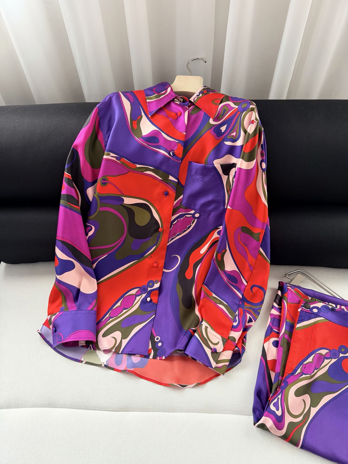 现货‼️‼️/真丝印花长袖衬衫✨100%重磅斜纹真丝、多色抽象印花，经典领形 同色纽扣包扣开合，宽松平直