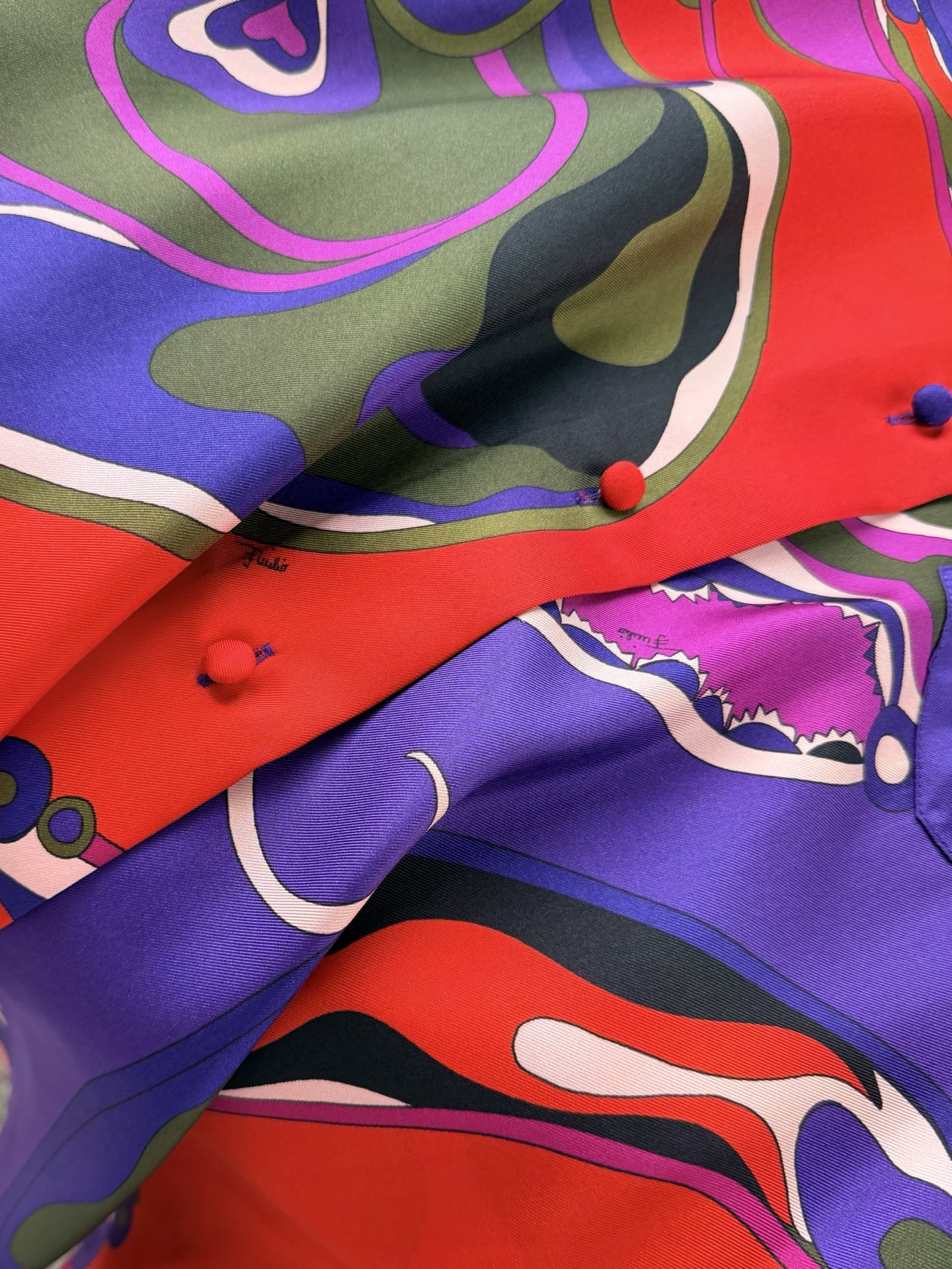 现货‼️‼️/真丝印花长袖衬衫✨100%重磅斜纹真丝、多色抽象印花，经典领形 同色纽扣包扣开合，宽松平直