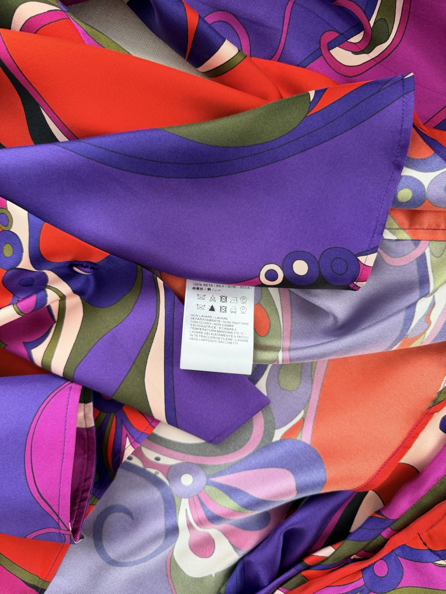 现货‼️‼️/真丝印花长袖衬衫✨100%重磅斜纹真丝、多色抽象印花，经典领形 同色纽扣包扣开合，宽松平直