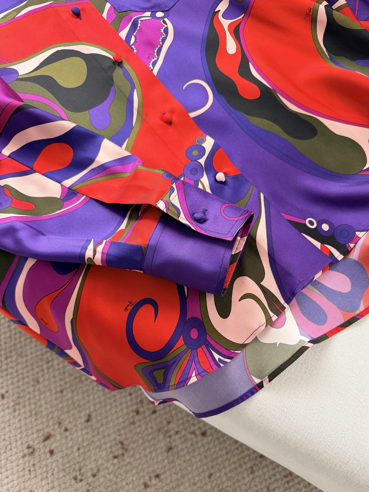 现货‼️‼️/真丝印花长袖衬衫✨100%重磅斜纹真丝、多色抽象印花，经典领形 同色纽扣包扣开合，宽松平直