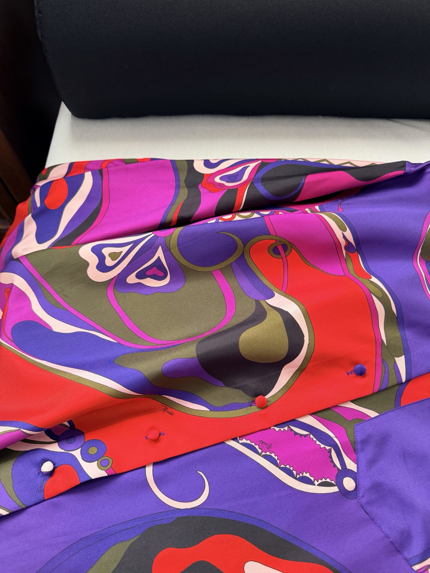 现货‼️‼️/真丝印花长袖衬衫✨100%重磅斜纹真丝、多色抽象印花，经典领形 同色纽扣包扣开合，宽松平直