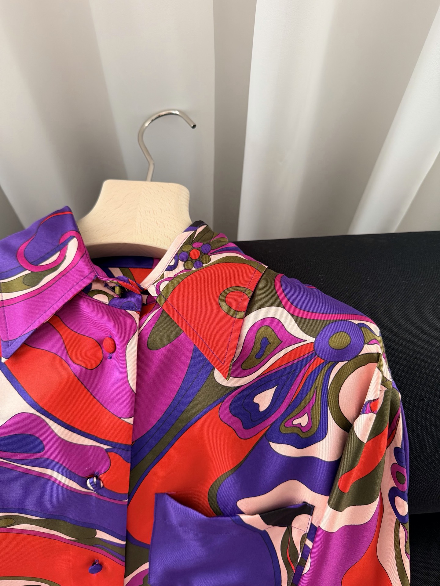 现货‼️‼️/真丝印花长袖衬衫✨100%重磅斜纹真丝、多色抽象印花，经典领形 同色纽扣包扣开合，宽松平直