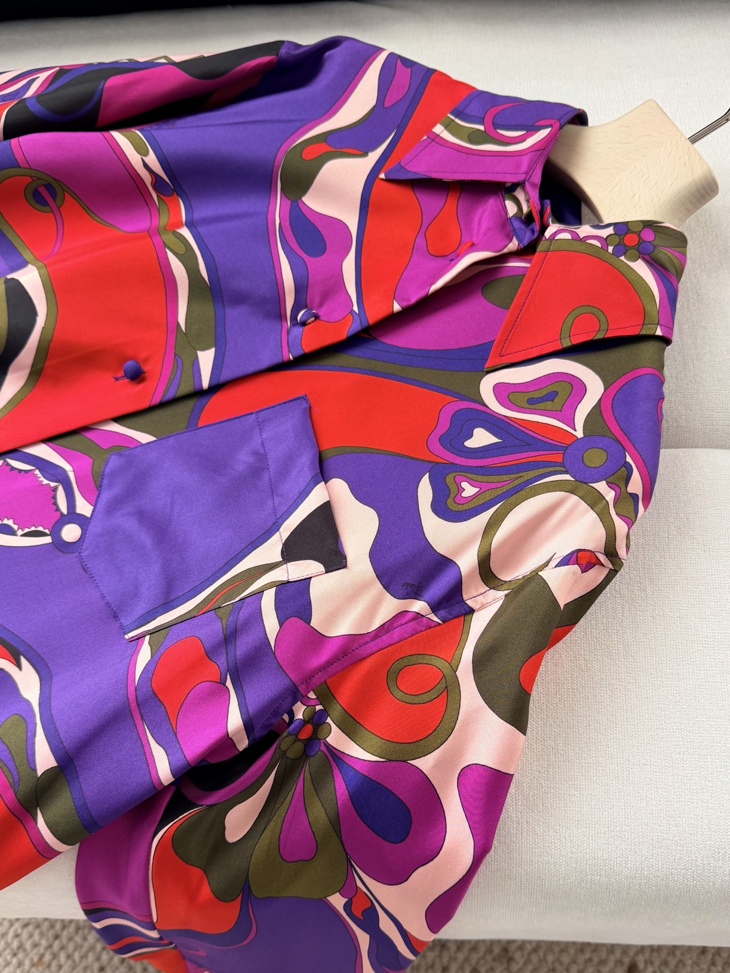 现货‼️‼️/真丝印花长袖衬衫✨100%重磅斜纹真丝、多色抽象印花，经典领形 同色纽扣包扣开合，宽松平直