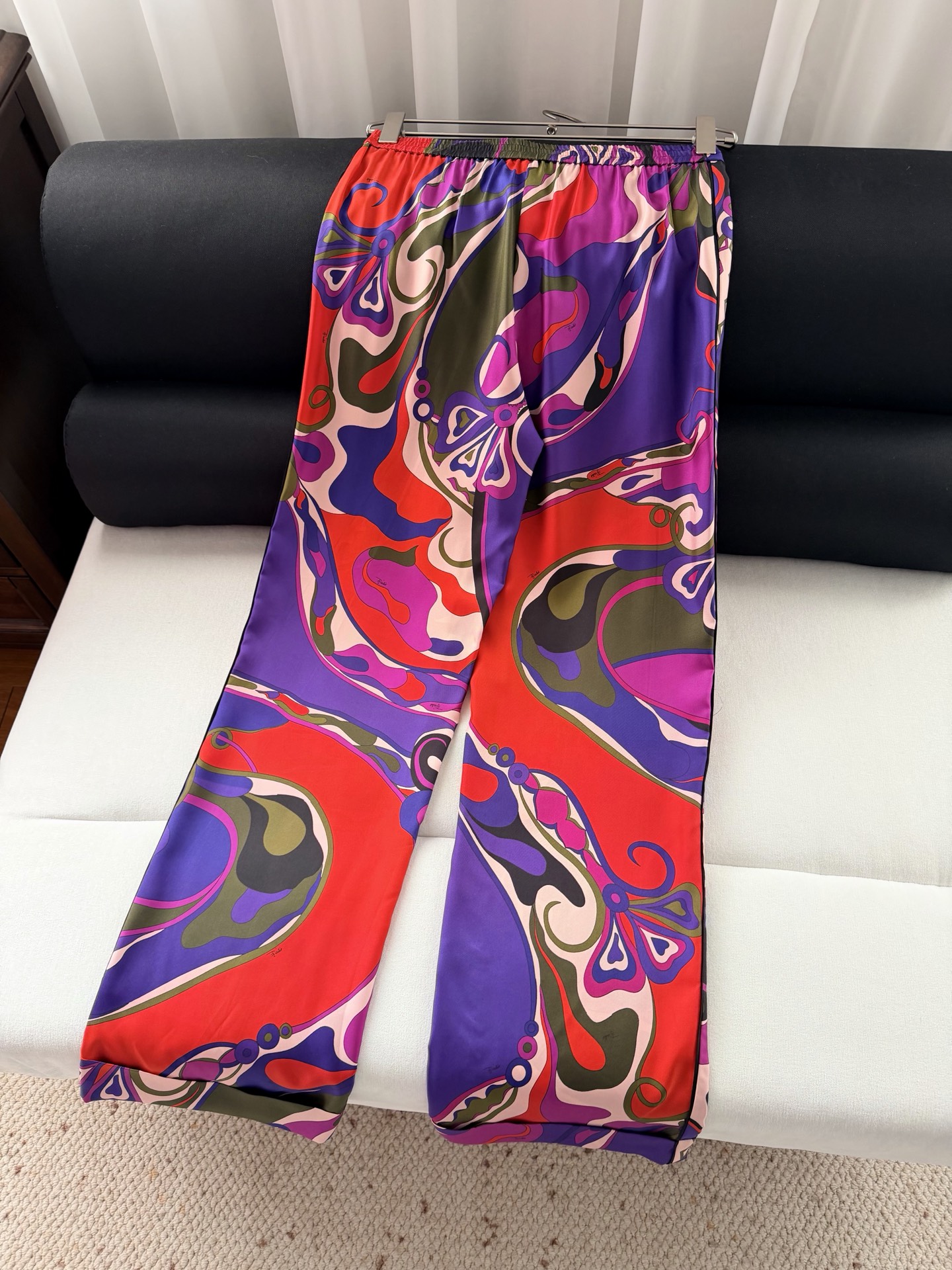 现货‼️‼️/真丝印花休闲裤✨100%重磅斜纹真丝、多色抽象印花，正面拉链纽扣开合，侧边口袋，后腰弹力褶