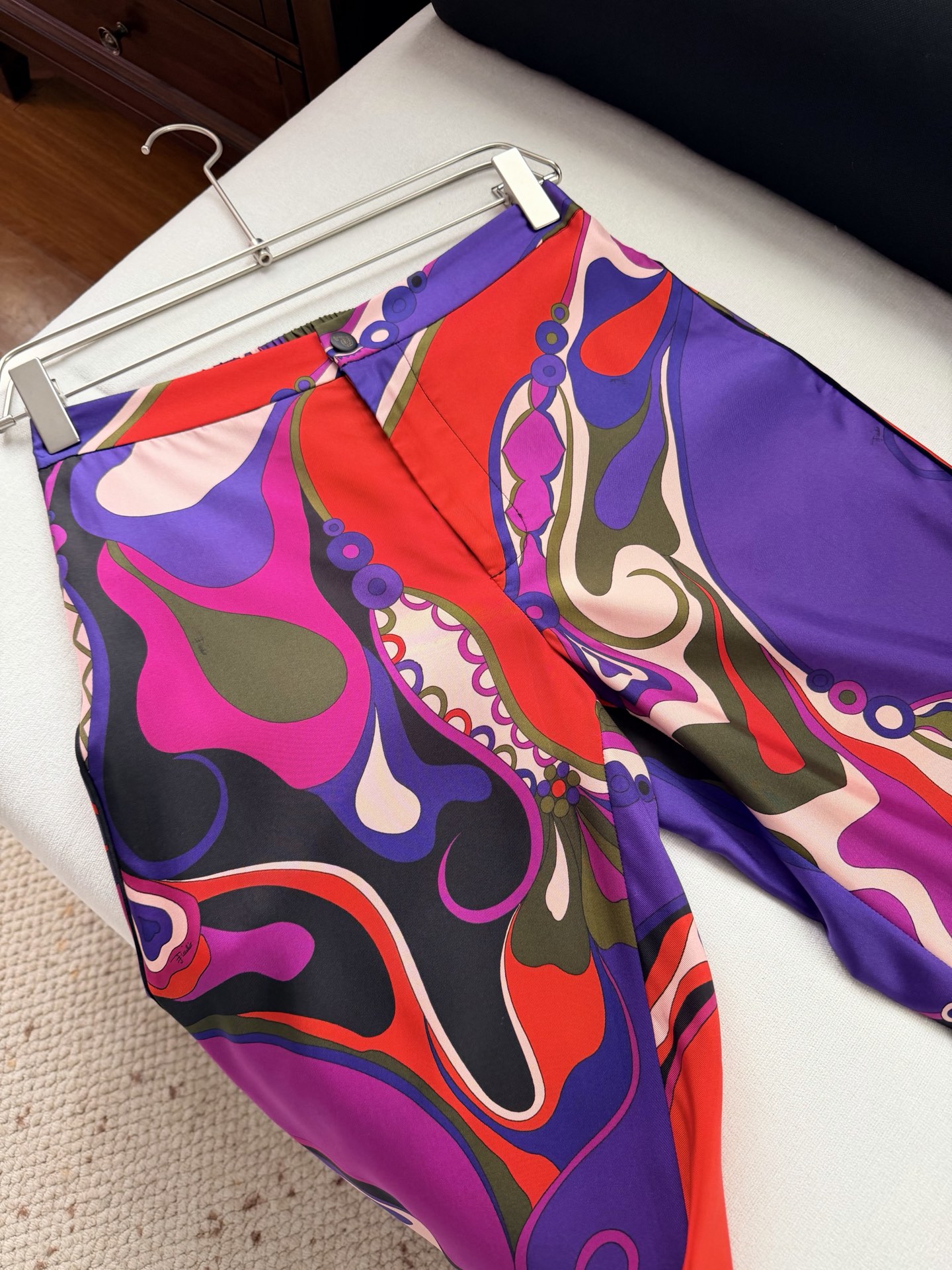 现货‼️‼️/真丝印花休闲裤✨100%重磅斜纹真丝、多色抽象印花，正面拉链纽扣开合，侧边口袋，后腰弹力褶