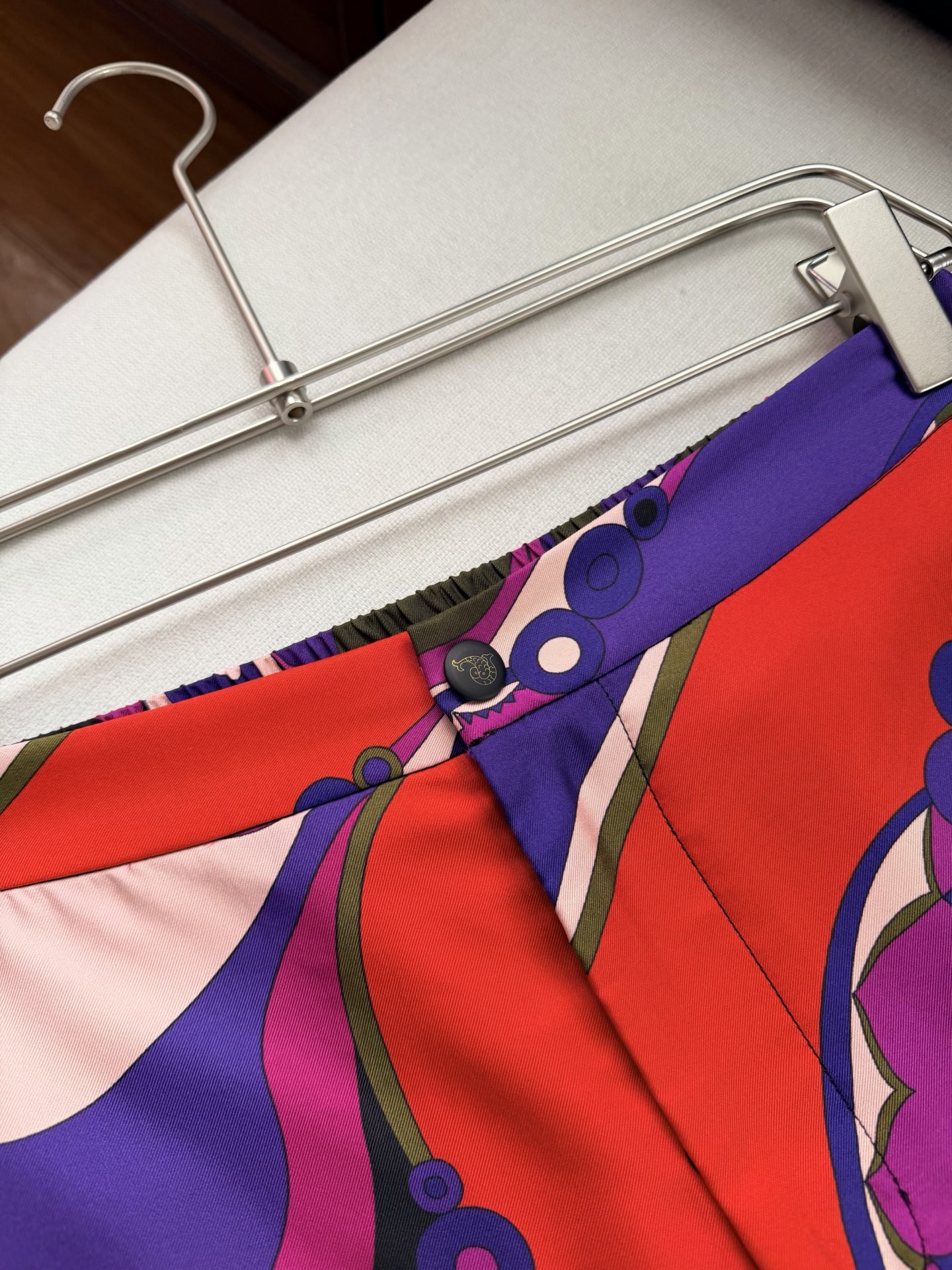 现货‼️‼️/真丝印花休闲裤✨100%重磅斜纹真丝、多色抽象印花，正面拉链纽扣开合，侧边口袋，后腰弹力褶