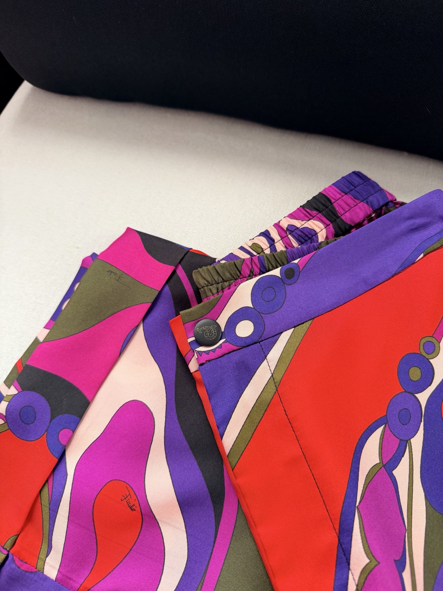 现货‼️‼️/真丝印花休闲裤✨100%重磅斜纹真丝、多色抽象印花，正面拉链纽扣开合，侧边口袋，后腰弹力褶