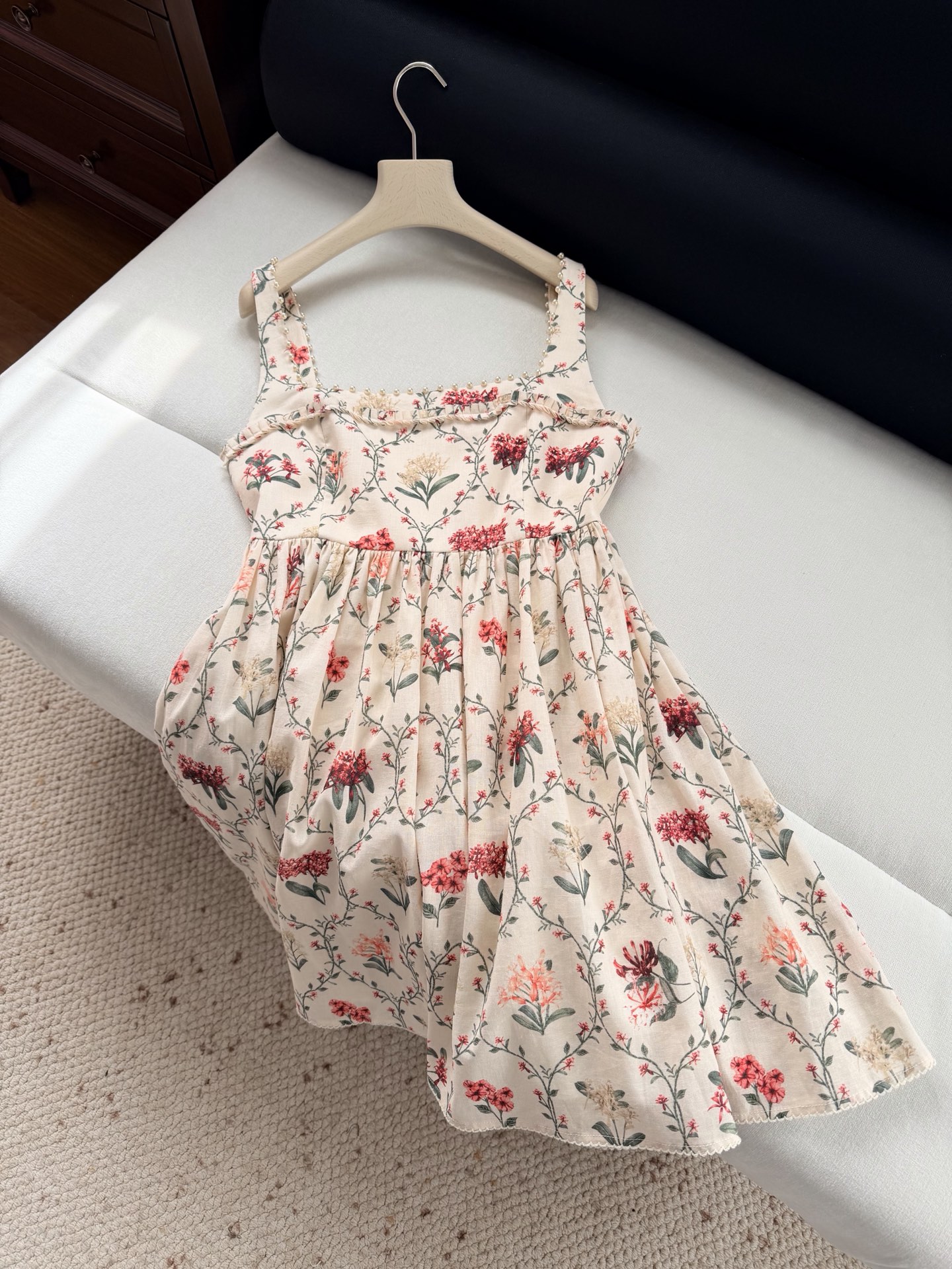 现货‼️‼️/钉珠方领连衣裙✨100%亚麻材质，方形领口饰有精致的手工钉珠，染发浪漫魅力，设计采用精致的