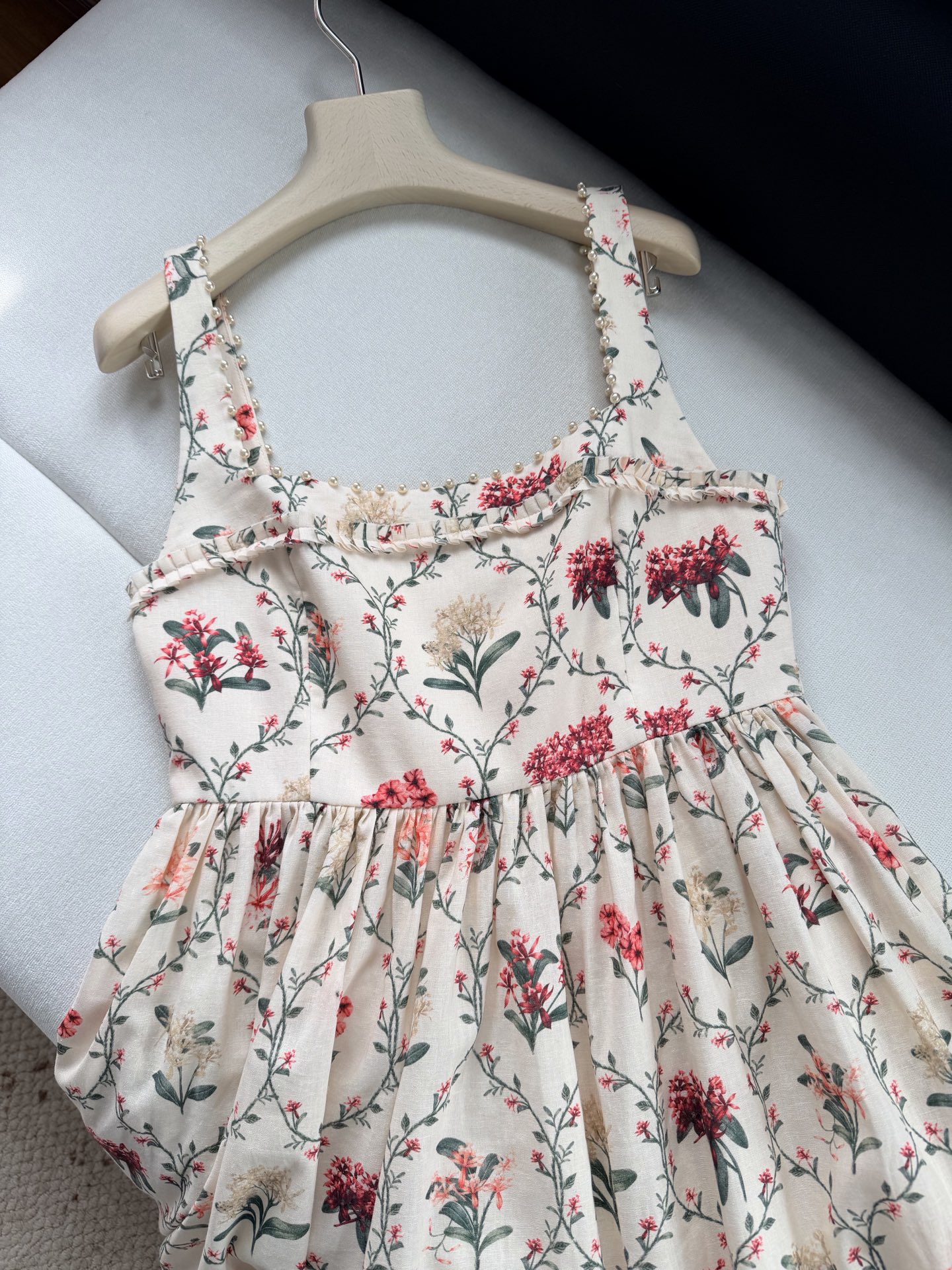 现货‼️‼️/钉珠方领连衣裙✨100%亚麻材质，方形领口饰有精致的手工钉珠，染发浪漫魅力，设计采用精致的