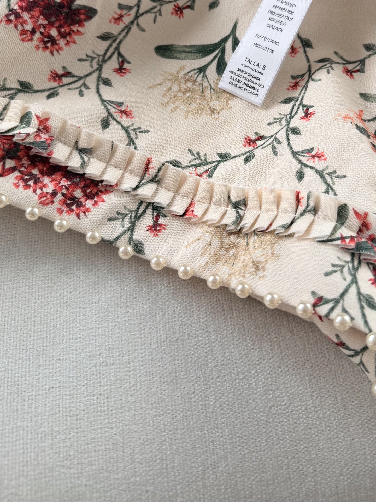 现货‼️‼️/钉珠方领连衣裙✨100%亚麻材质，方形领口饰有精致的手工钉珠，染发浪漫魅力，设计采用精致的