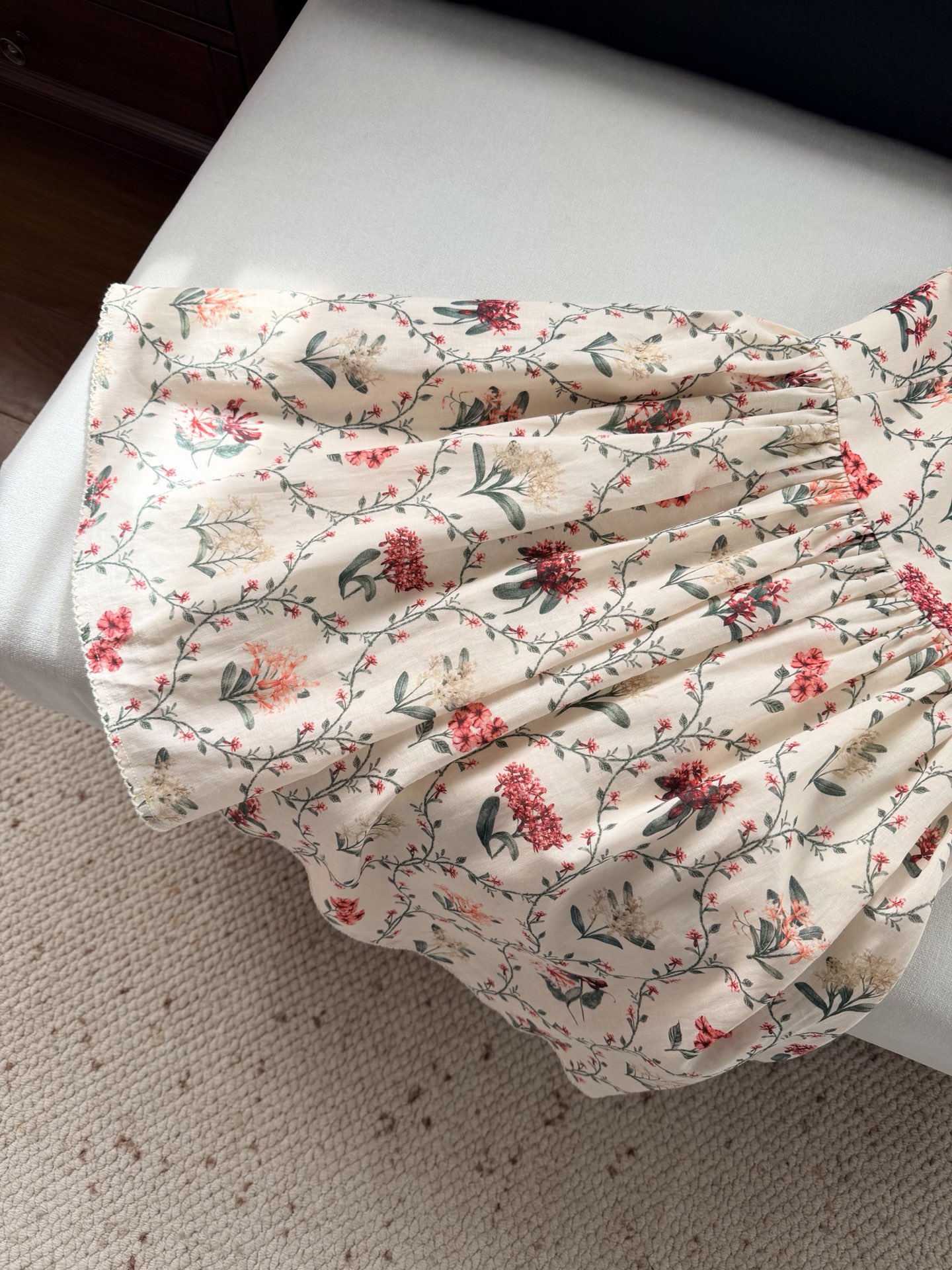 现货‼️‼️/钉珠方领连衣裙✨100%亚麻材质，方形领口饰有精致的手工钉珠，染发浪漫魅力，设计采用精致的