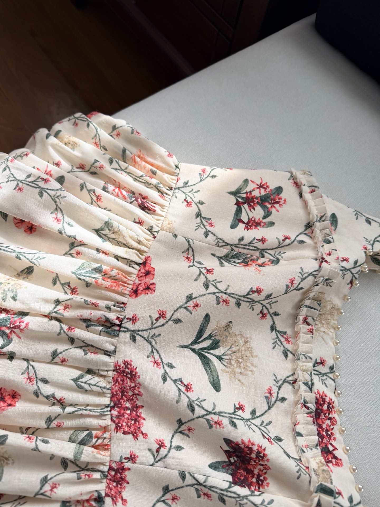 现货‼️‼️/钉珠方领连衣裙✨100%亚麻材质，方形领口饰有精致的手工钉珠，染发浪漫魅力，设计采用精致的