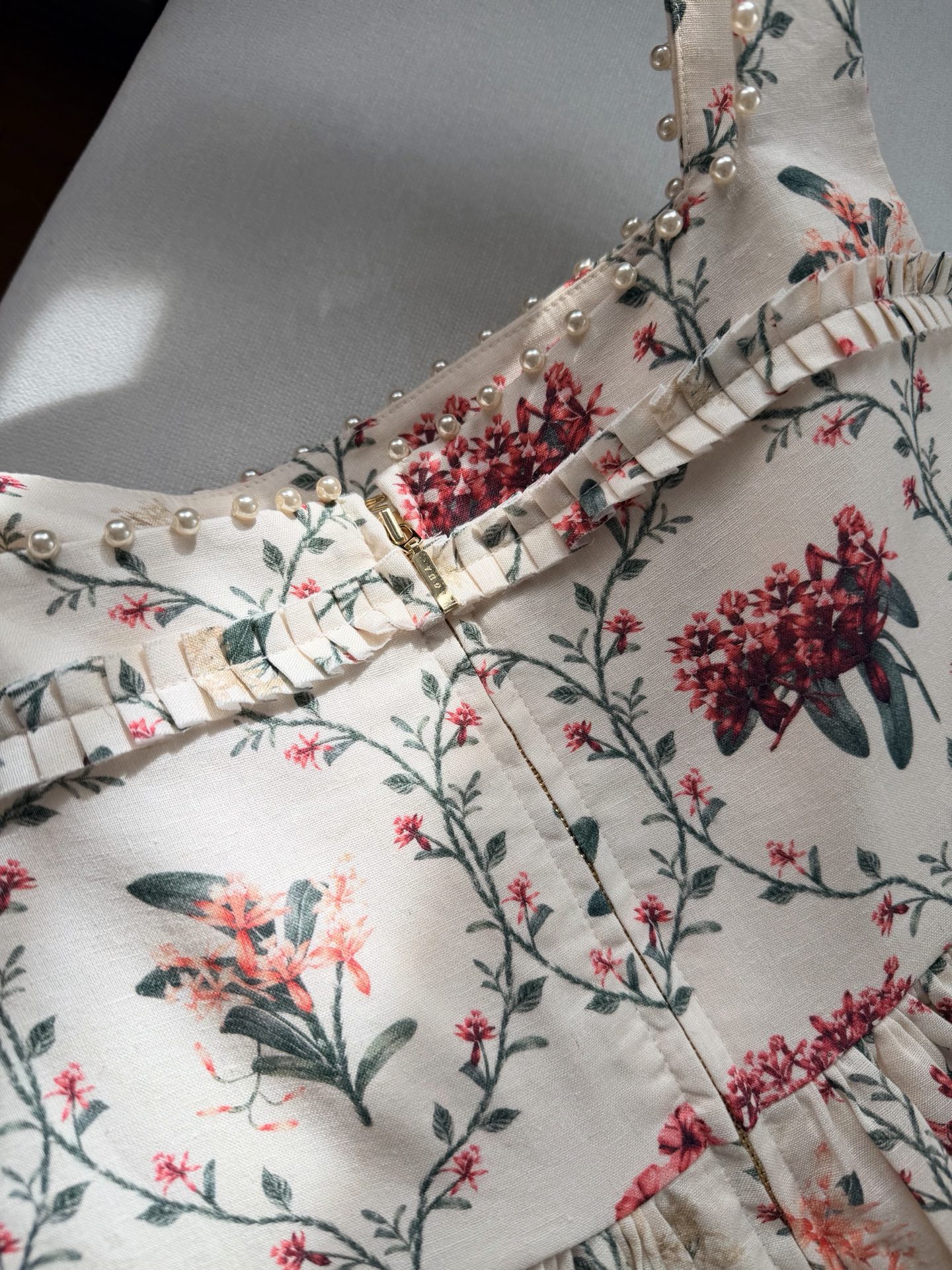 现货‼️‼️/钉珠方领连衣裙✨100%亚麻材质，方形领口饰有精致的手工钉珠，染发浪漫魅力，设计采用精致的