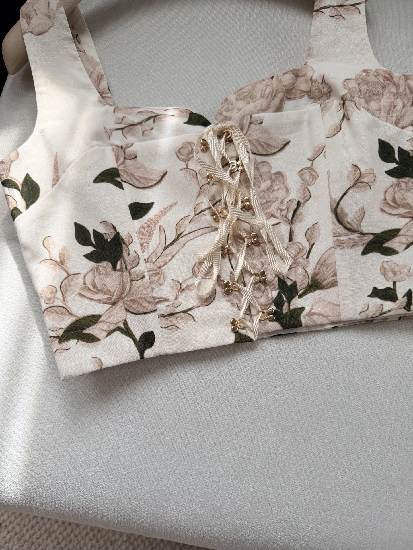 现货‼️‼️/绑带上衣✨手绘印花 Buddha's Hand佛手柑，随机散落的印花，鱼骨塑形支撑起一片生