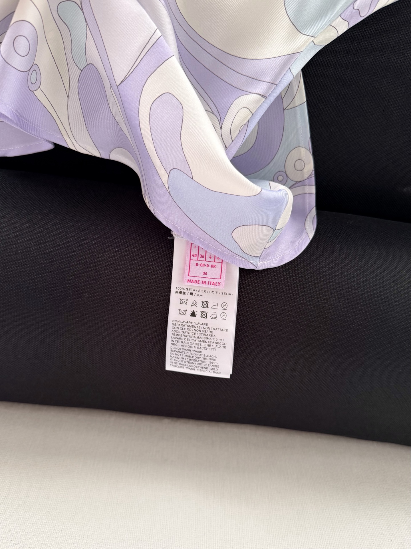 现货‼️‼️/鸢尾花紫丝绸吊带✨100%重磅斜纹真丝，饰有鸢尾花紫色漩涡随机印花，V领设计 细肩带，可搭