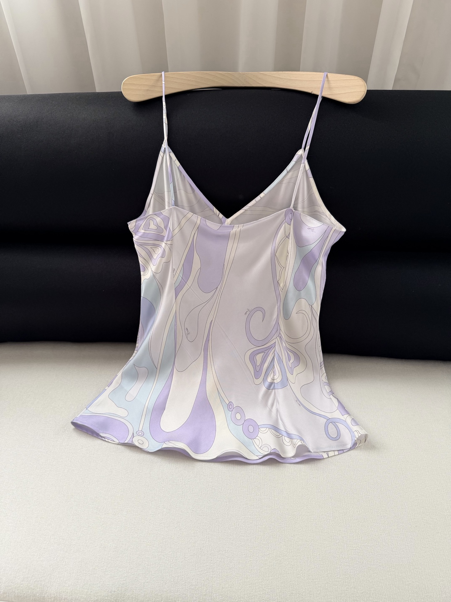 现货‼️‼️/鸢尾花紫丝绸吊带✨100%重磅斜纹真丝，饰有鸢尾花紫色漩涡随机印花，V领设计 细肩带，可搭