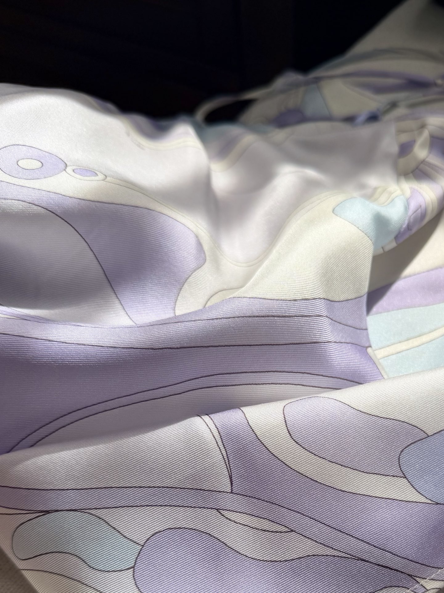 现货‼️‼️/鸢尾花紫丝绸吊带✨100%重磅斜纹真丝，饰有鸢尾花紫色漩涡随机印花，V领设计 细肩带，可搭