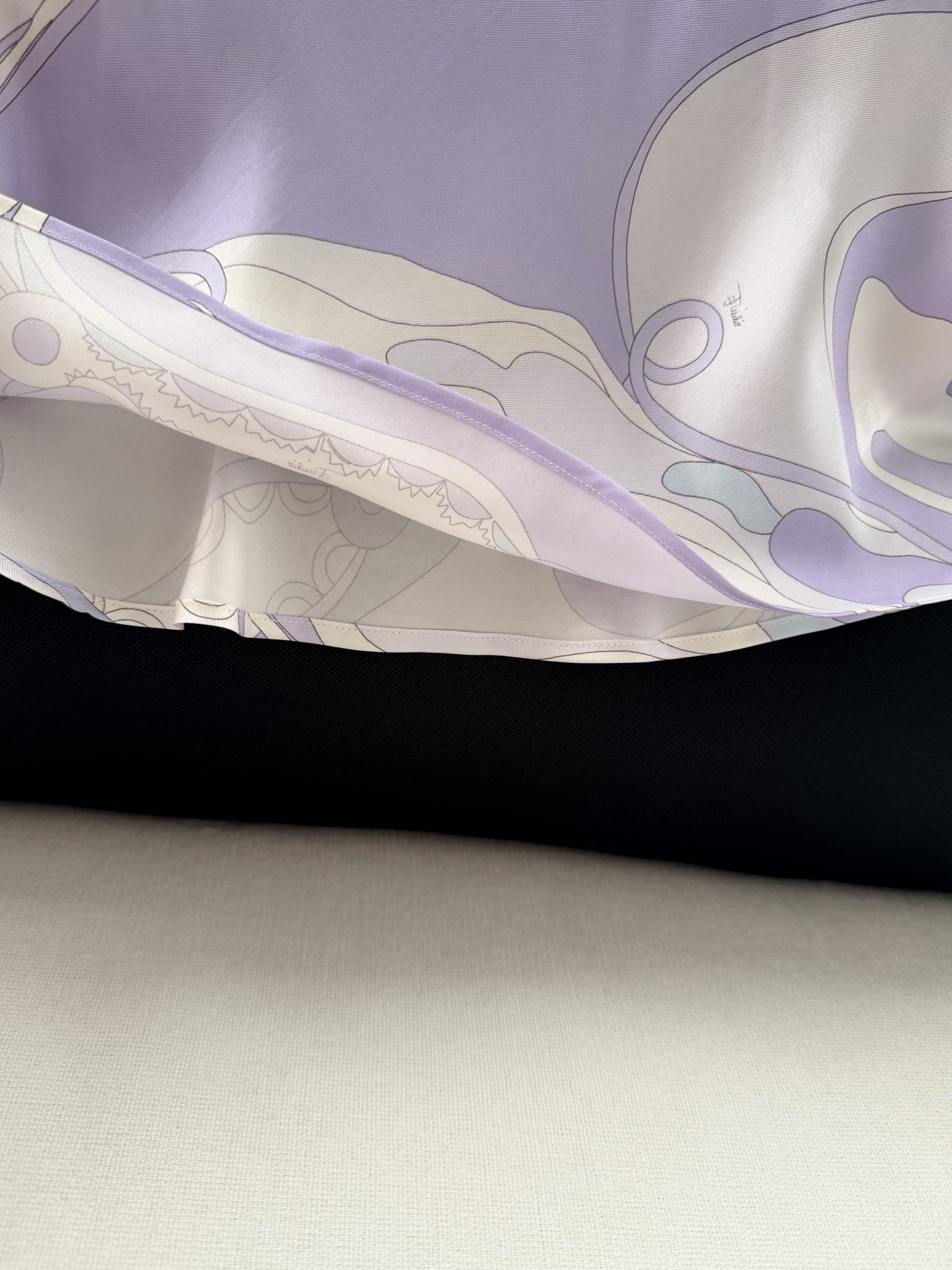 现货‼️‼️/鸢尾花紫丝绸吊带✨100%重磅斜纹真丝，饰有鸢尾花紫色漩涡随机印花，V领设计 细肩带，可搭