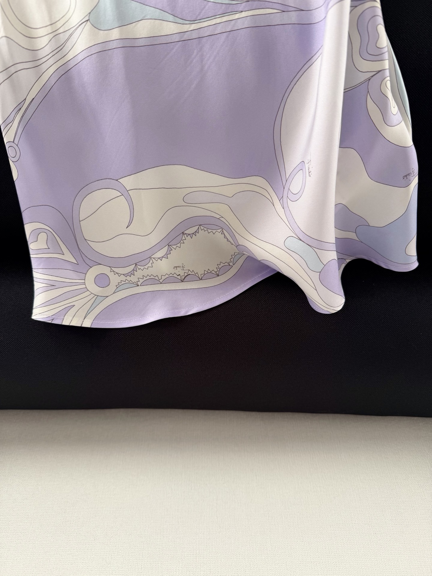 现货‼️‼️/鸢尾花紫丝绸吊带✨100%重磅斜纹真丝，饰有鸢尾花紫色漩涡随机印花，V领设计 细肩带，可搭