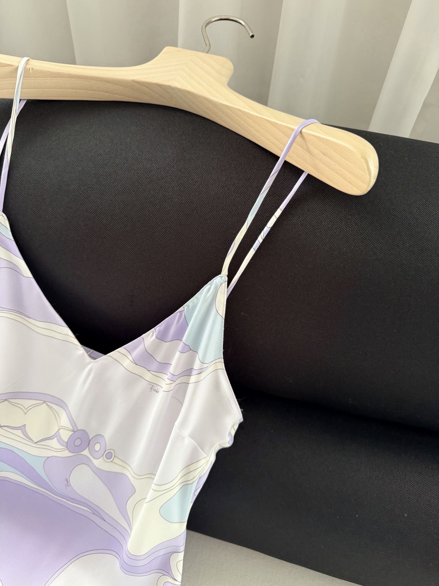 现货‼️‼️/鸢尾花紫丝绸吊带✨100%重磅斜纹真丝，饰有鸢尾花紫色漩涡随机印花，V领设计 细肩带，可搭