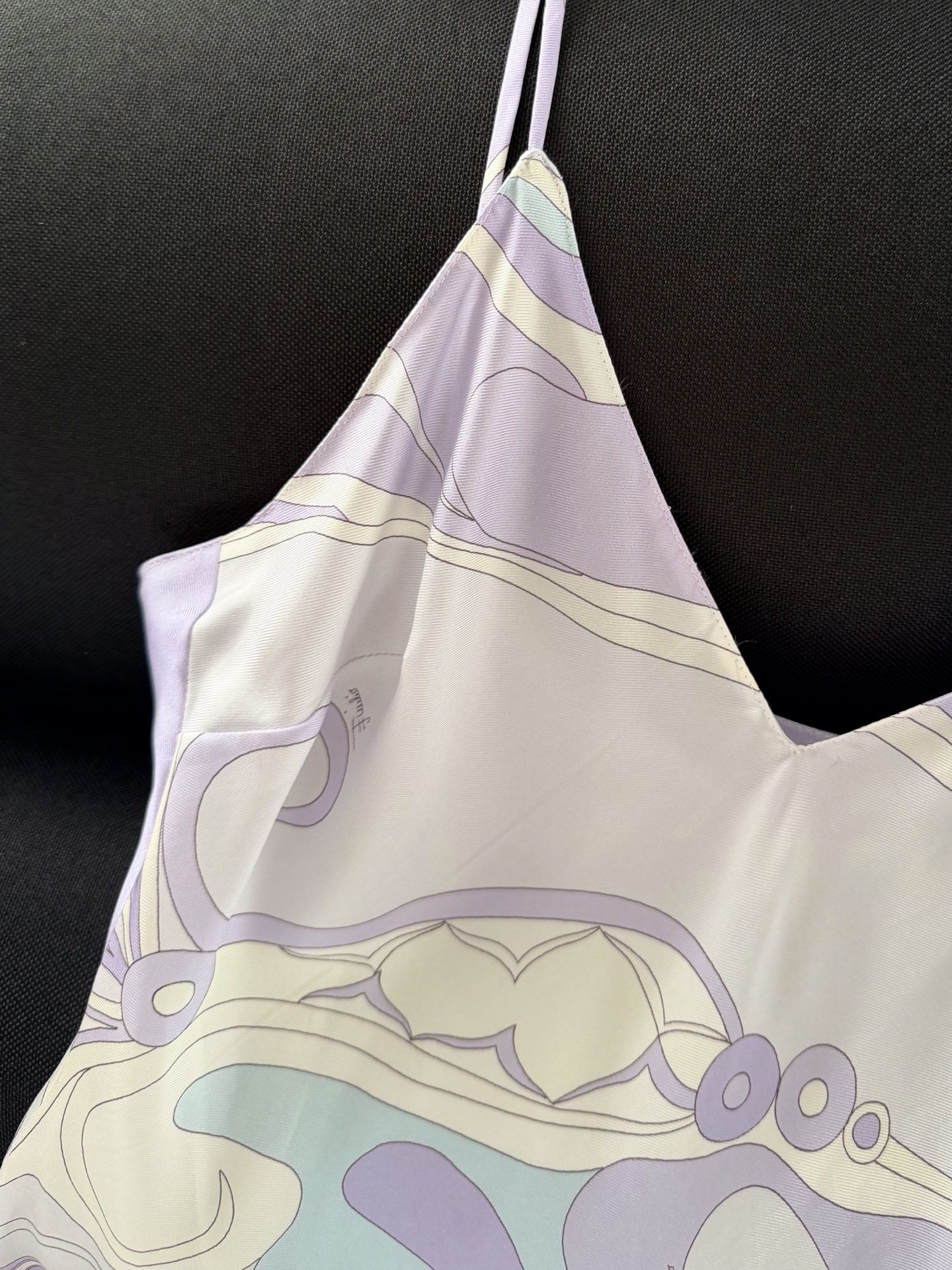 现货‼️‼️/鸢尾花紫丝绸吊带✨100%重磅斜纹真丝，饰有鸢尾花紫色漩涡随机印花，V领设计 细肩带，可搭