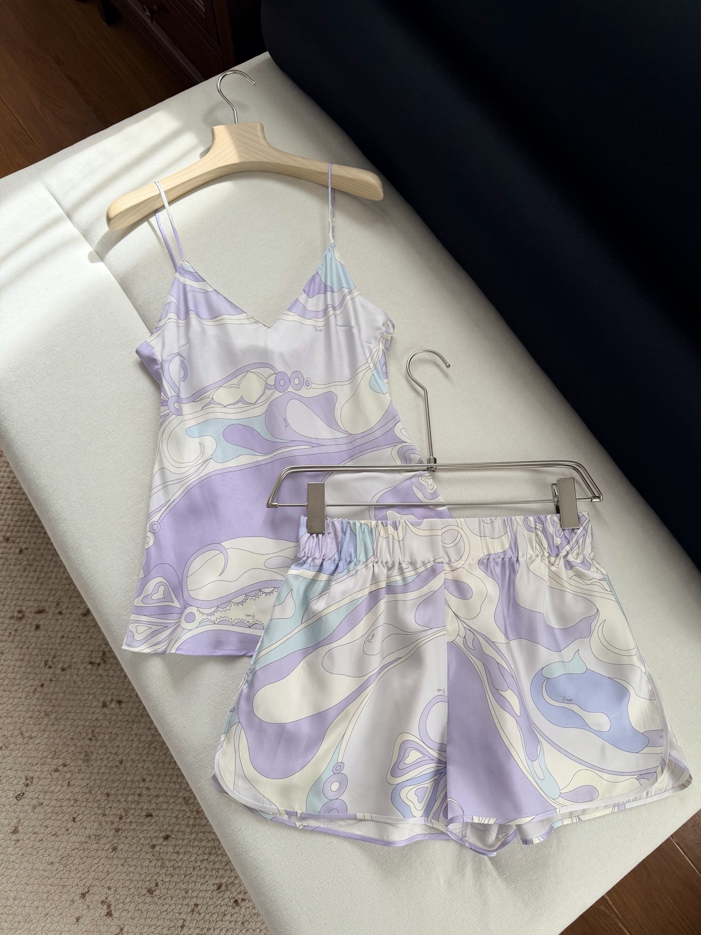 现货‼️‼️/鸢尾花紫丝绸吊带✨100%重磅斜纹真丝，饰有鸢尾花紫色漩涡随机印花，V领设计 细肩带，可搭