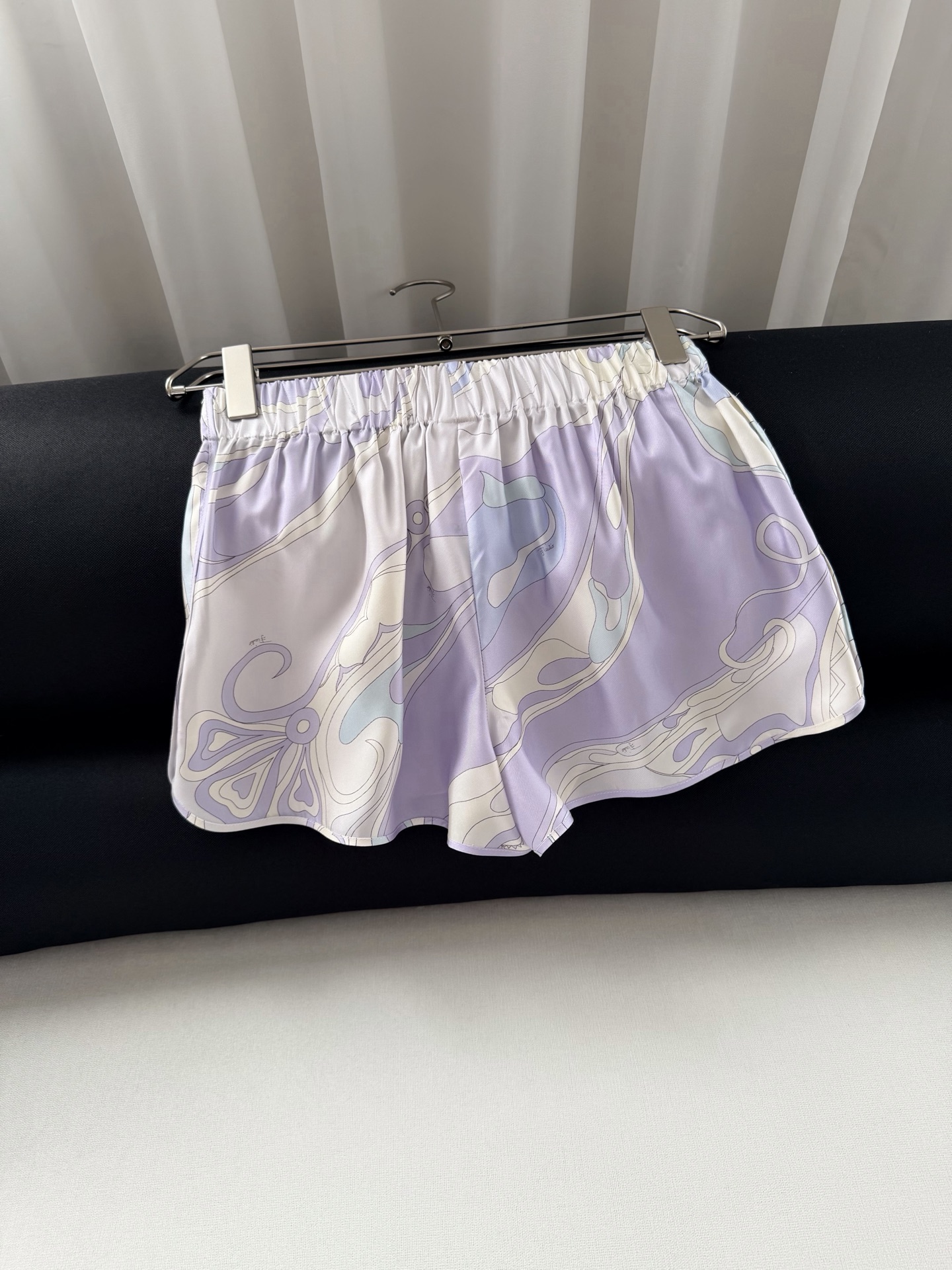 现货‼️‼️/鸢尾花紫丝绸短裤✨100%重磅斜纹真丝，饰有鸢尾花紫色漩涡随机印花，松紧弹力腰头，侧叉口袋