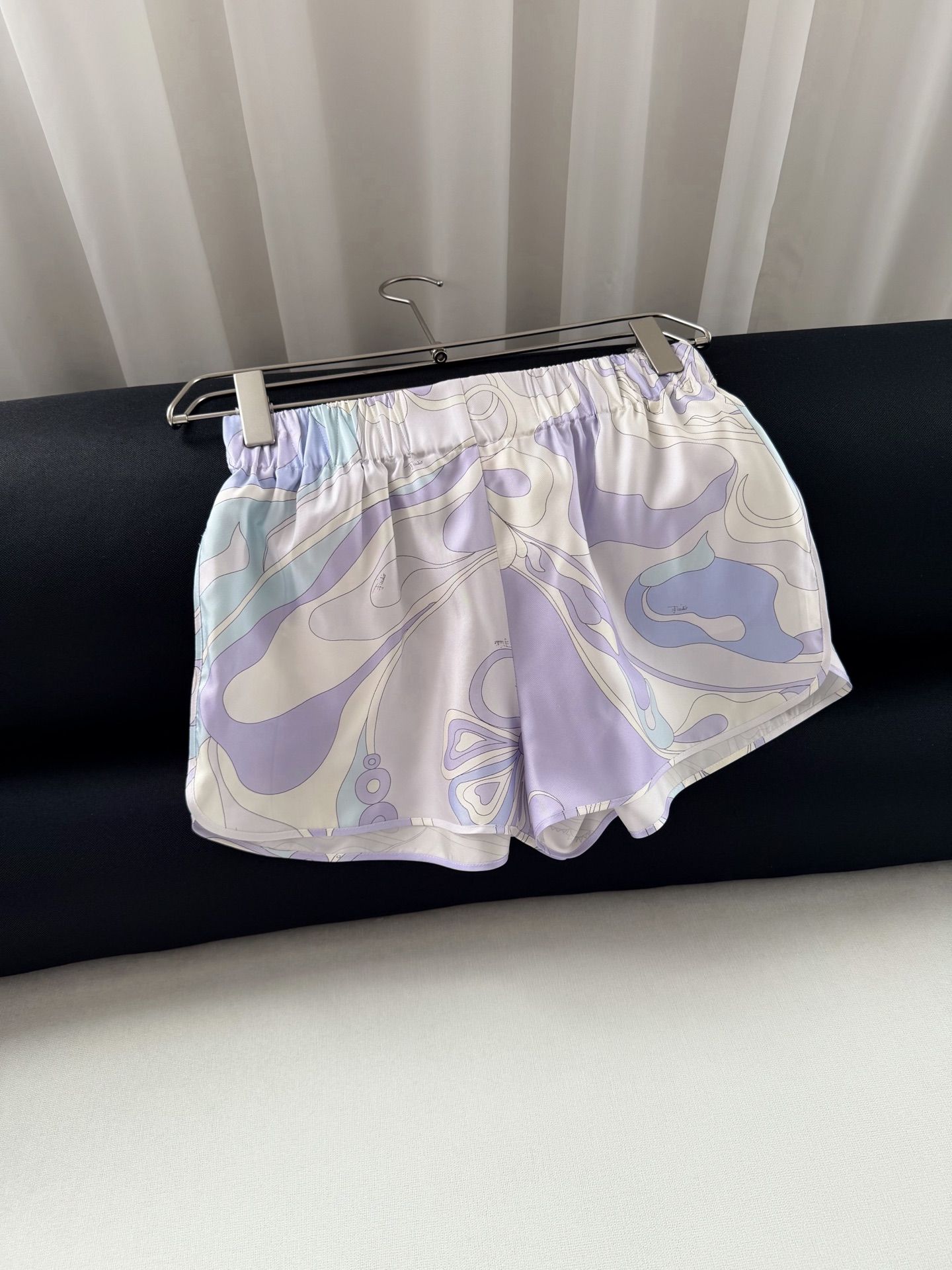 现货‼️‼️/鸢尾花紫丝绸短裤✨100%重磅斜纹真丝，饰有鸢尾花紫色漩涡随机印花，松紧弹力腰头，侧叉口袋