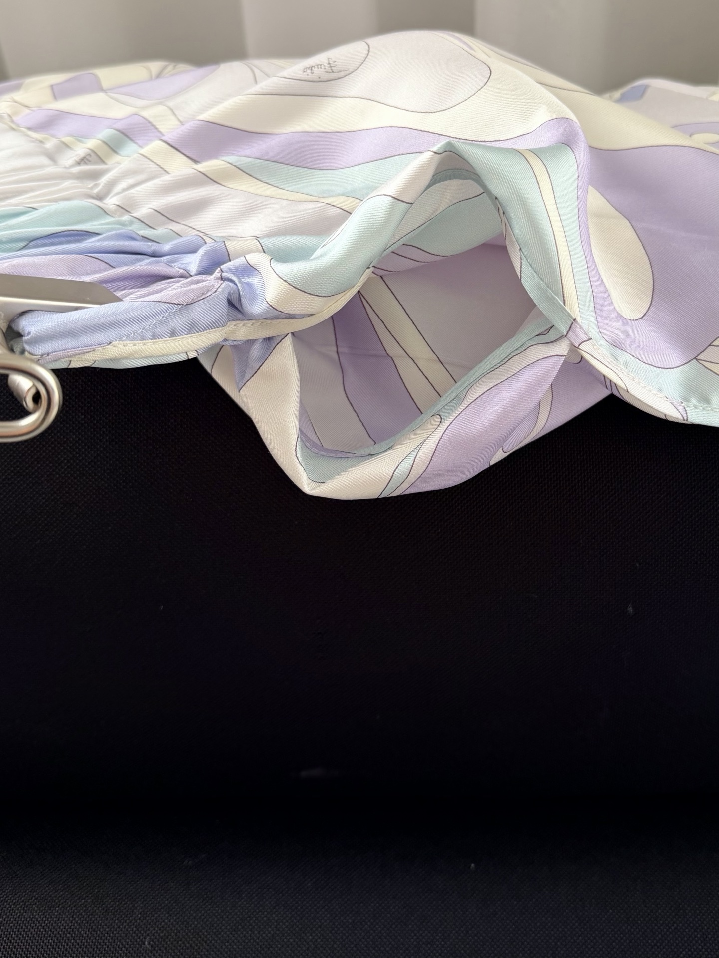 现货‼️‼️/鸢尾花紫丝绸短裤✨100%重磅斜纹真丝，饰有鸢尾花紫色漩涡随机印花，松紧弹力腰头，侧叉口袋