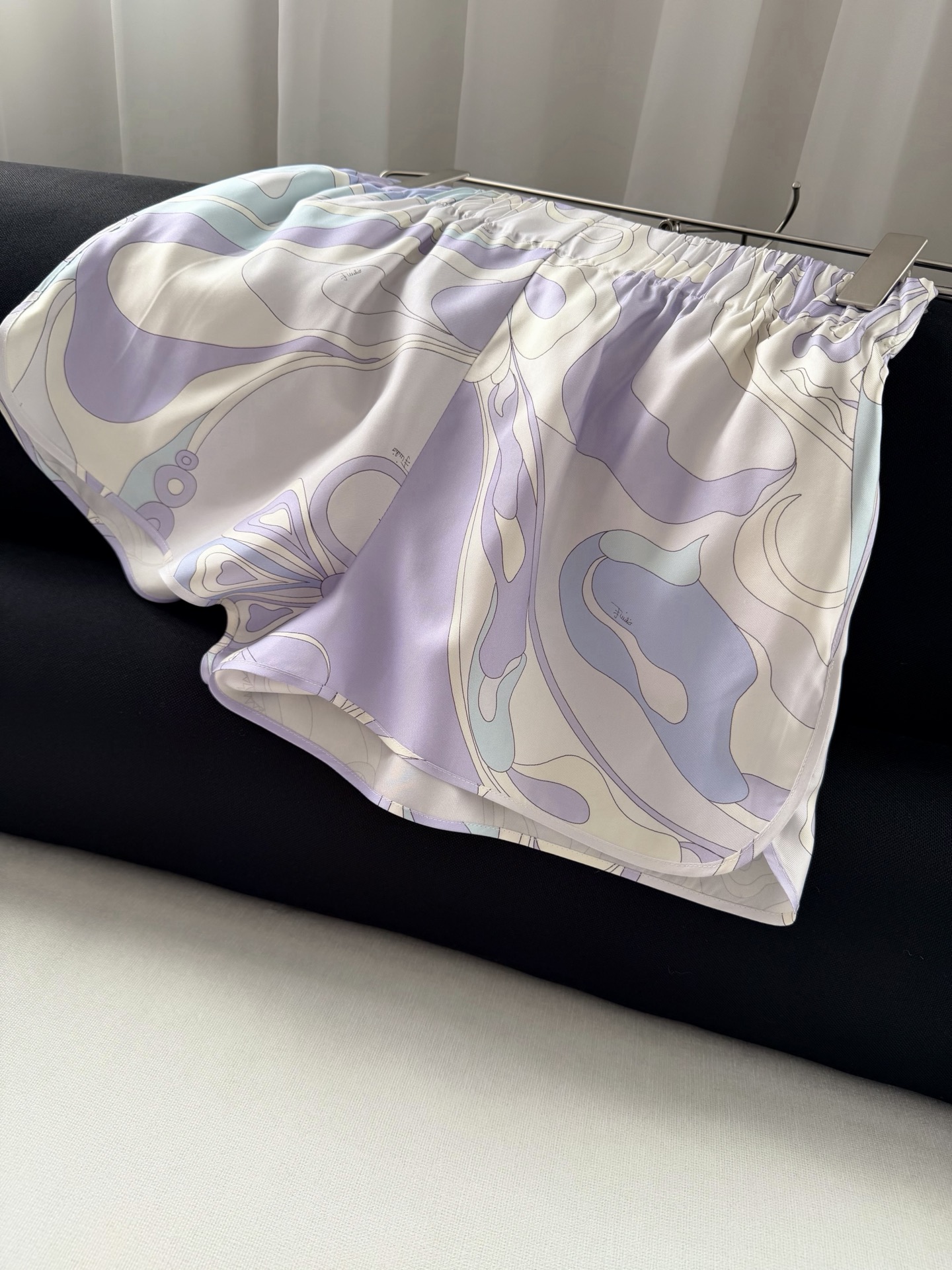 现货‼️‼️/鸢尾花紫丝绸短裤✨100%重磅斜纹真丝，饰有鸢尾花紫色漩涡随机印花，松紧弹力腰头，侧叉口袋