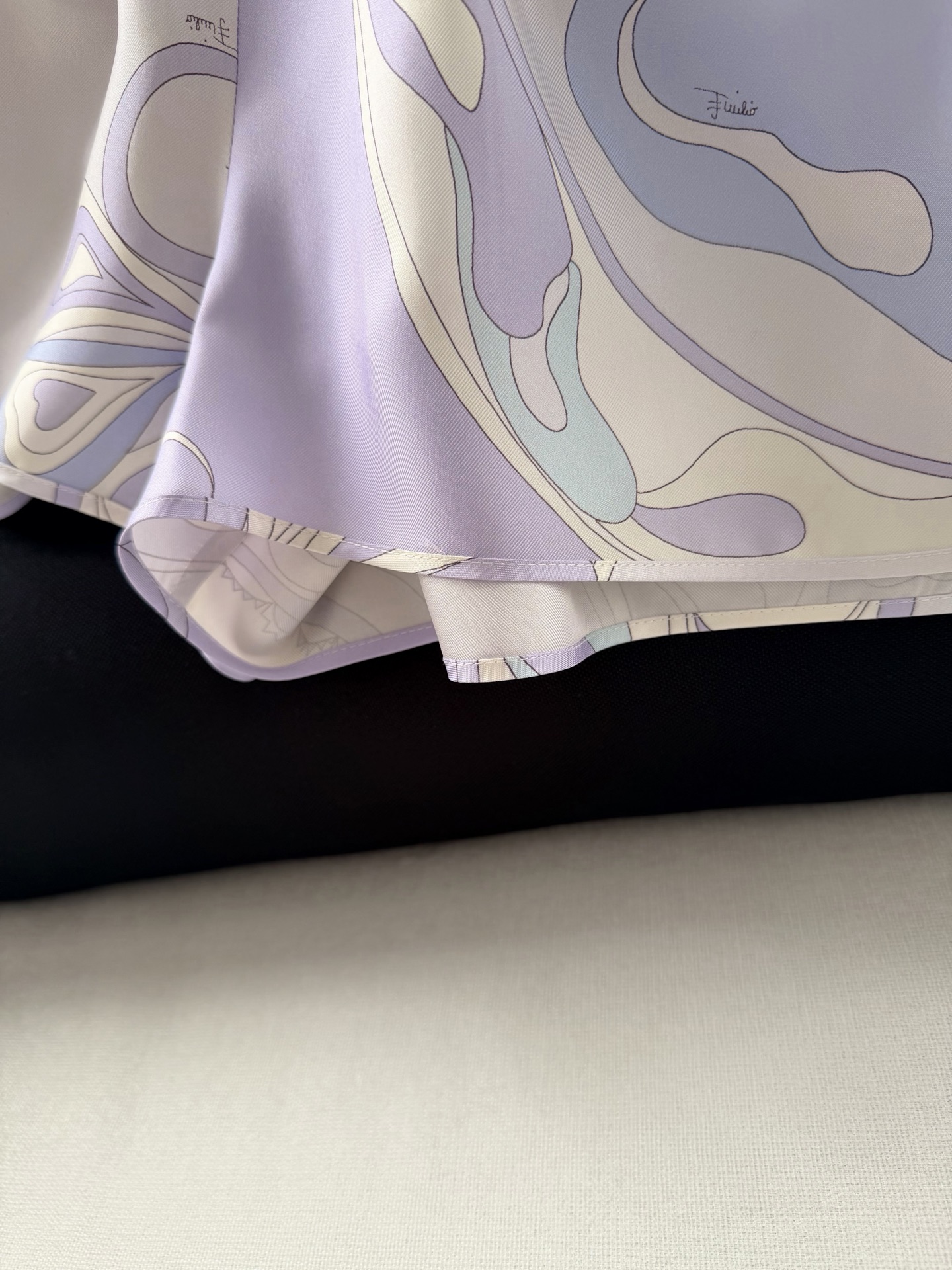 现货‼️‼️/鸢尾花紫丝绸短裤✨100%重磅斜纹真丝，饰有鸢尾花紫色漩涡随机印花，松紧弹力腰头，侧叉口袋