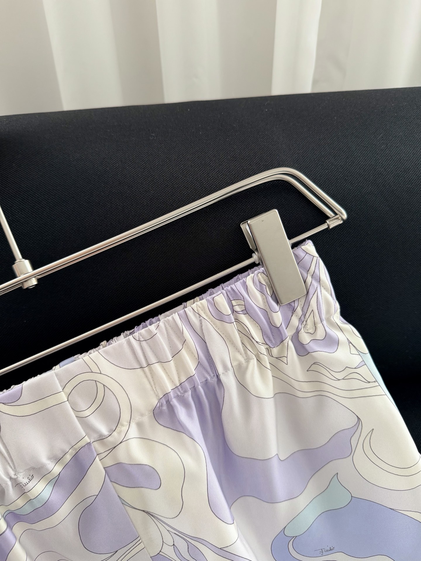 现货‼️‼️/鸢尾花紫丝绸短裤✨100%重磅斜纹真丝，饰有鸢尾花紫色漩涡随机印花，松紧弹力腰头，侧叉口袋