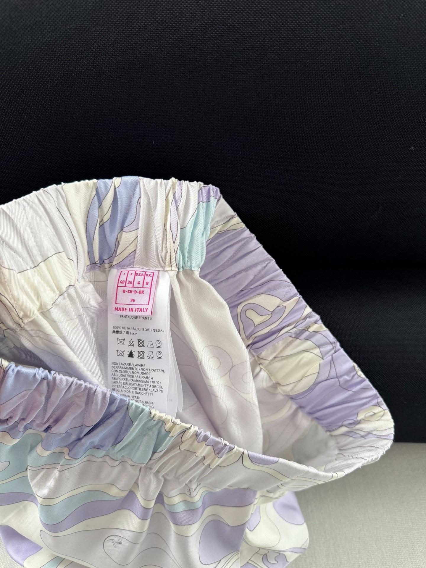 现货‼️‼️/鸢尾花紫丝绸短裤✨100%重磅斜纹真丝，饰有鸢尾花紫色漩涡随机印花，松紧弹力腰头，侧叉口袋