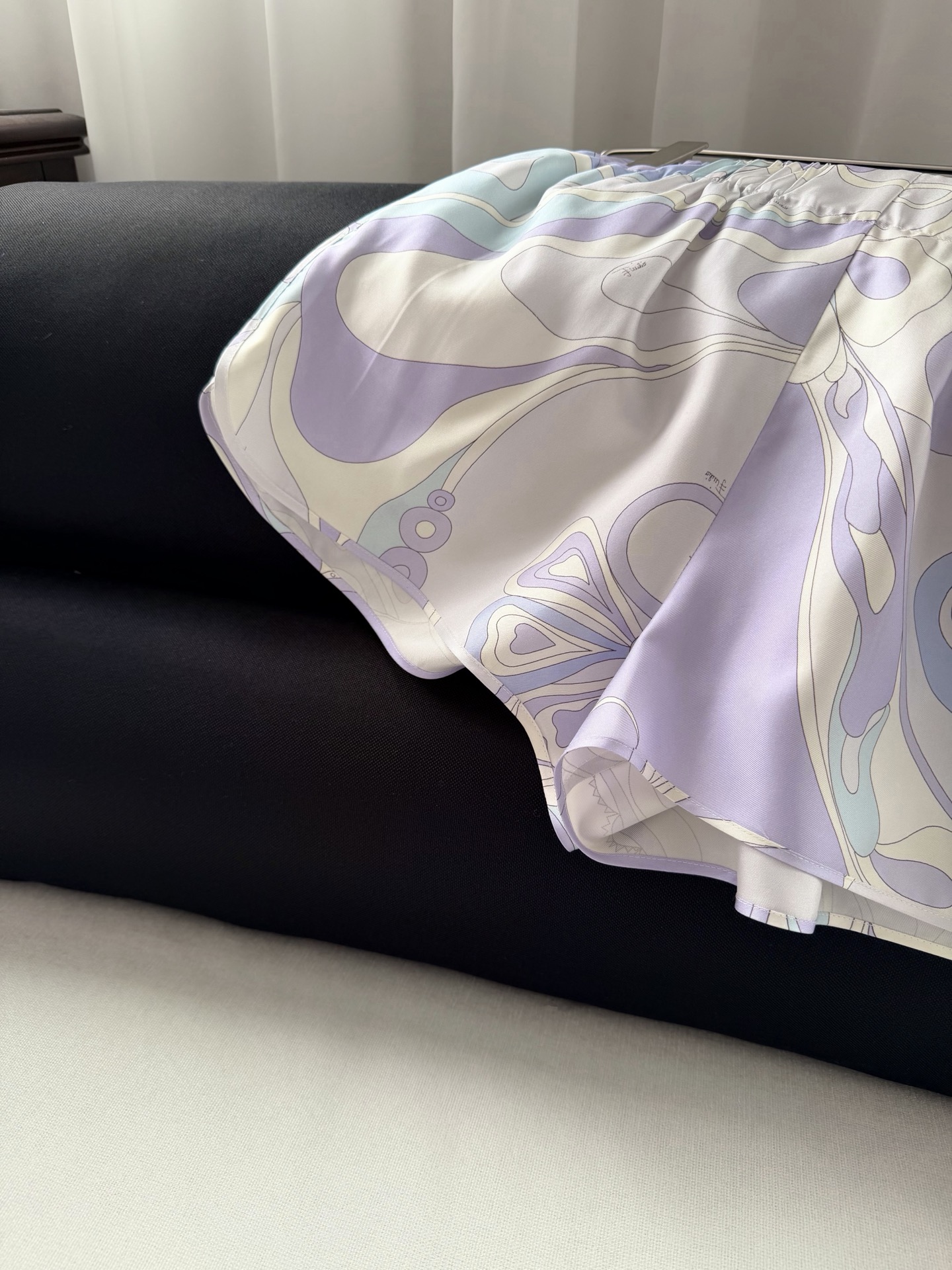 现货‼️‼️/鸢尾花紫丝绸短裤✨100%重磅斜纹真丝，饰有鸢尾花紫色漩涡随机印花，松紧弹力腰头，侧叉口袋