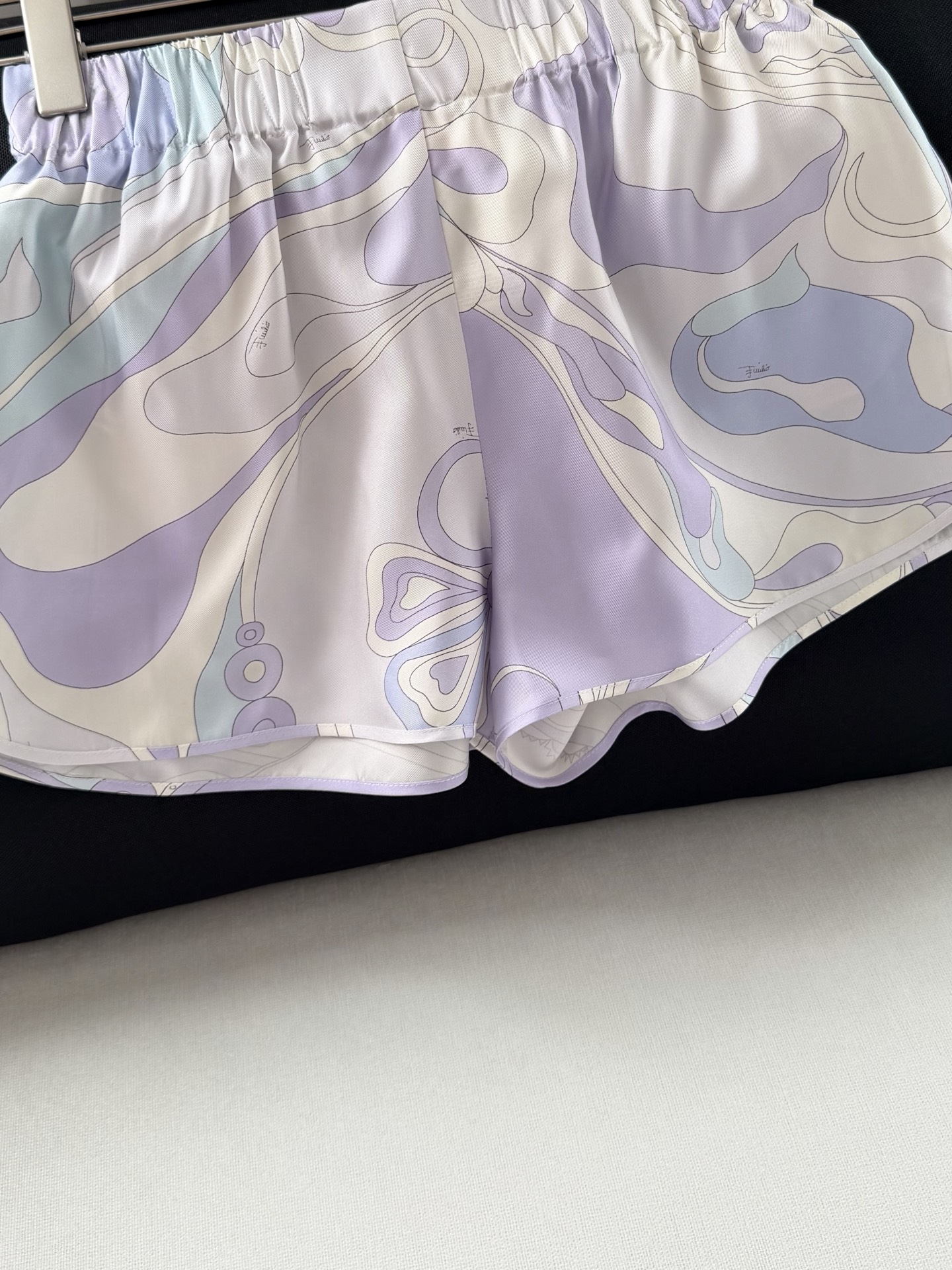 现货‼️‼️/鸢尾花紫丝绸短裤✨100%重磅斜纹真丝，饰有鸢尾花紫色漩涡随机印花，松紧弹力腰头，侧叉口袋