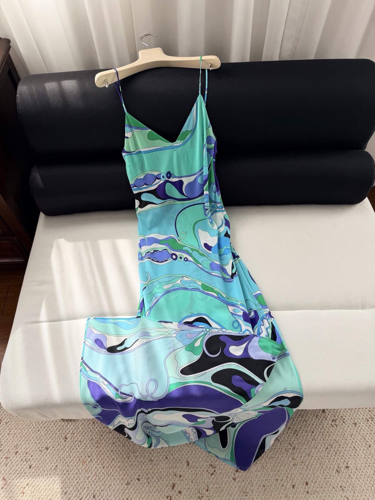 现货‼️‼️/肩带真丝连衣裙✨100%真丝绉绸材质、V领 直套头款，Orchidee印花图案，侧身开叉，