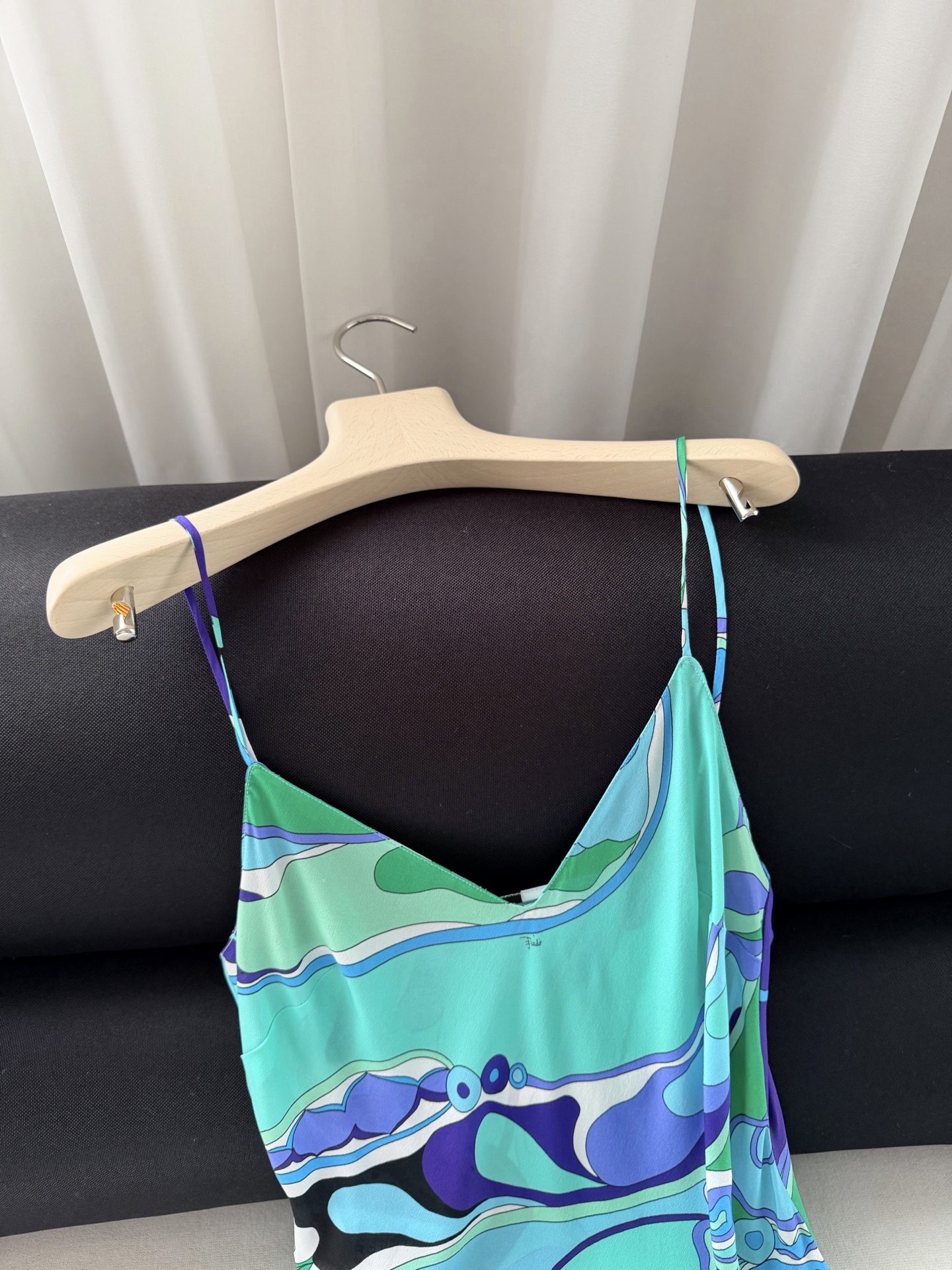 现货‼️‼️/肩带真丝连衣裙✨100%真丝绉绸材质、V领 直套头款，Orchidee印花图案，侧身开叉，